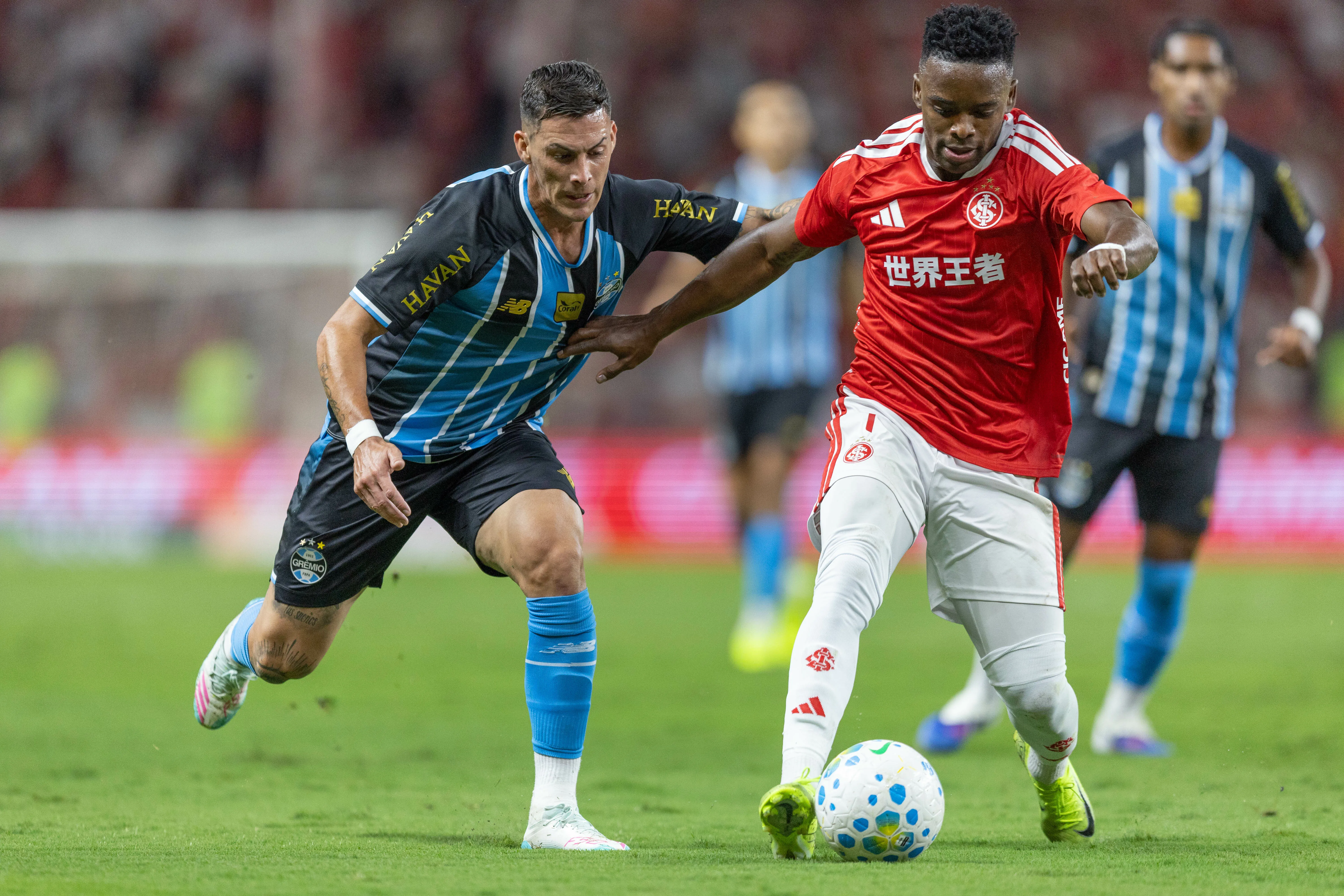 Carbonero jogador do Internacional disputa lance com Pavon jogador do Gremio durante partida no estadio Beira-Rio pelo campeonato Brasileiro A 2026. Foto: Liamara Polli/AGIF