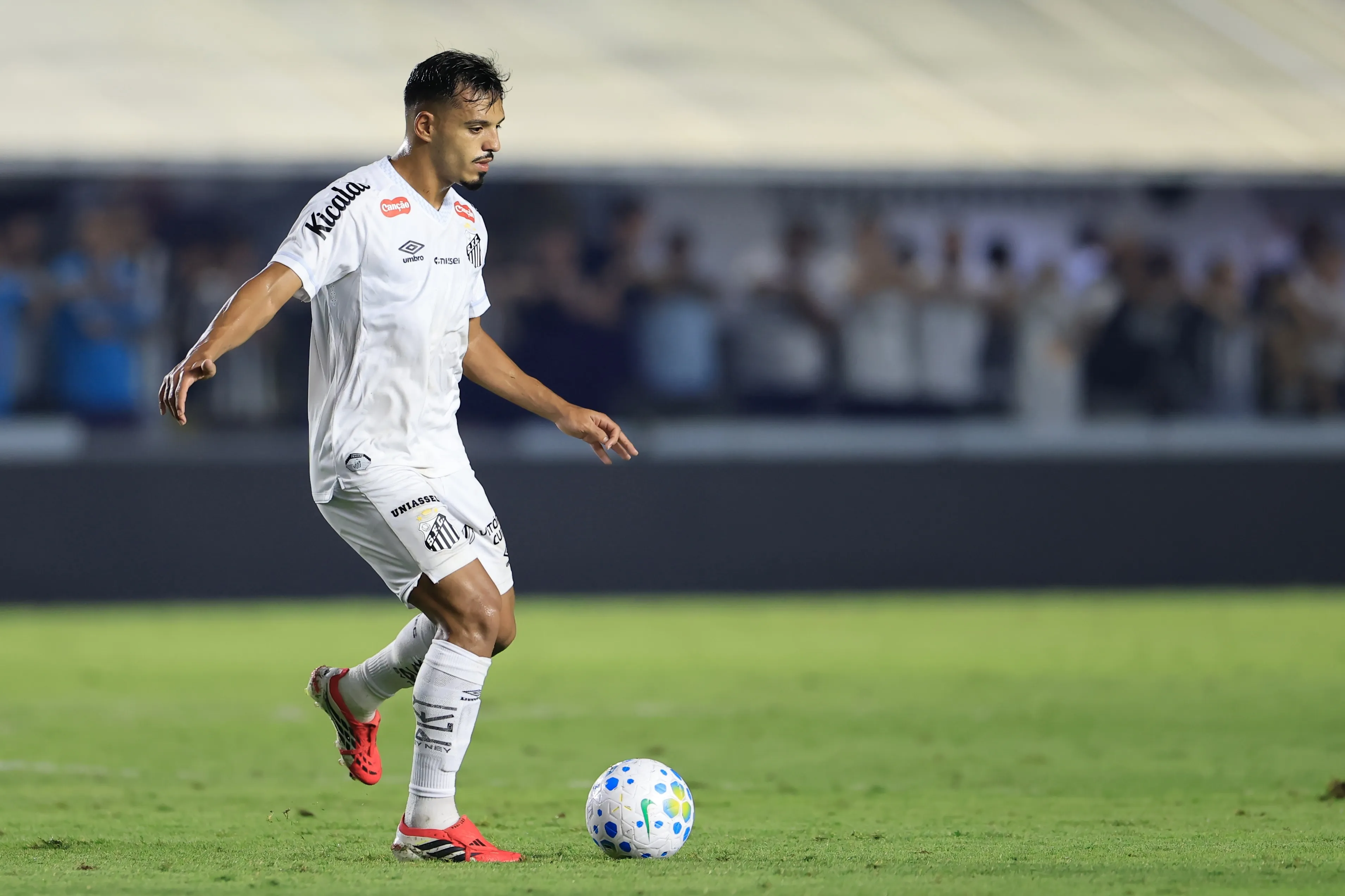 Gabriel Menino atuando no Santos – Foto: Marcello Zambrana/AGIF