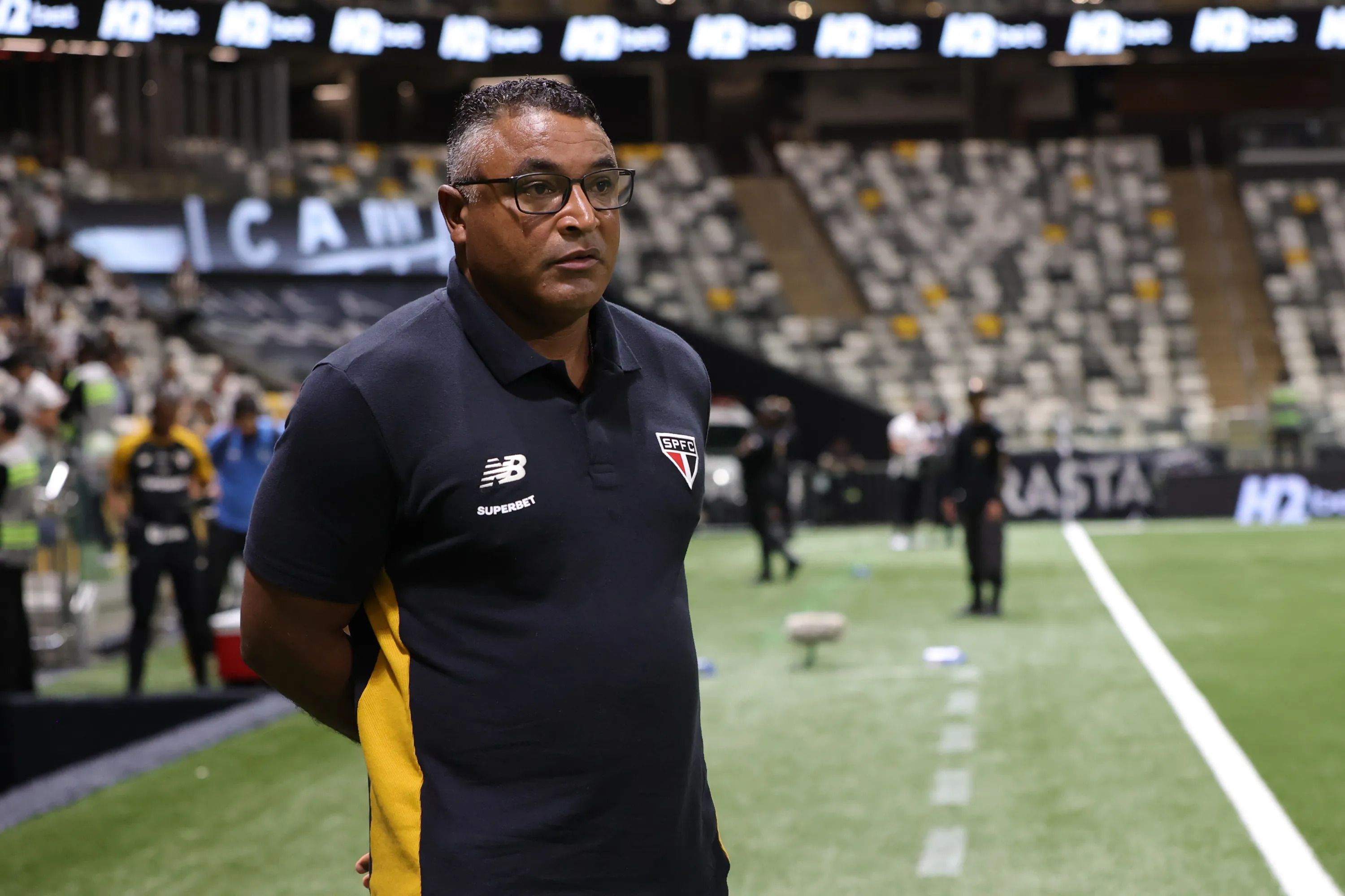 Roger Machado comandando o São Paulo – Foto: Gilson Lobo/AGIF