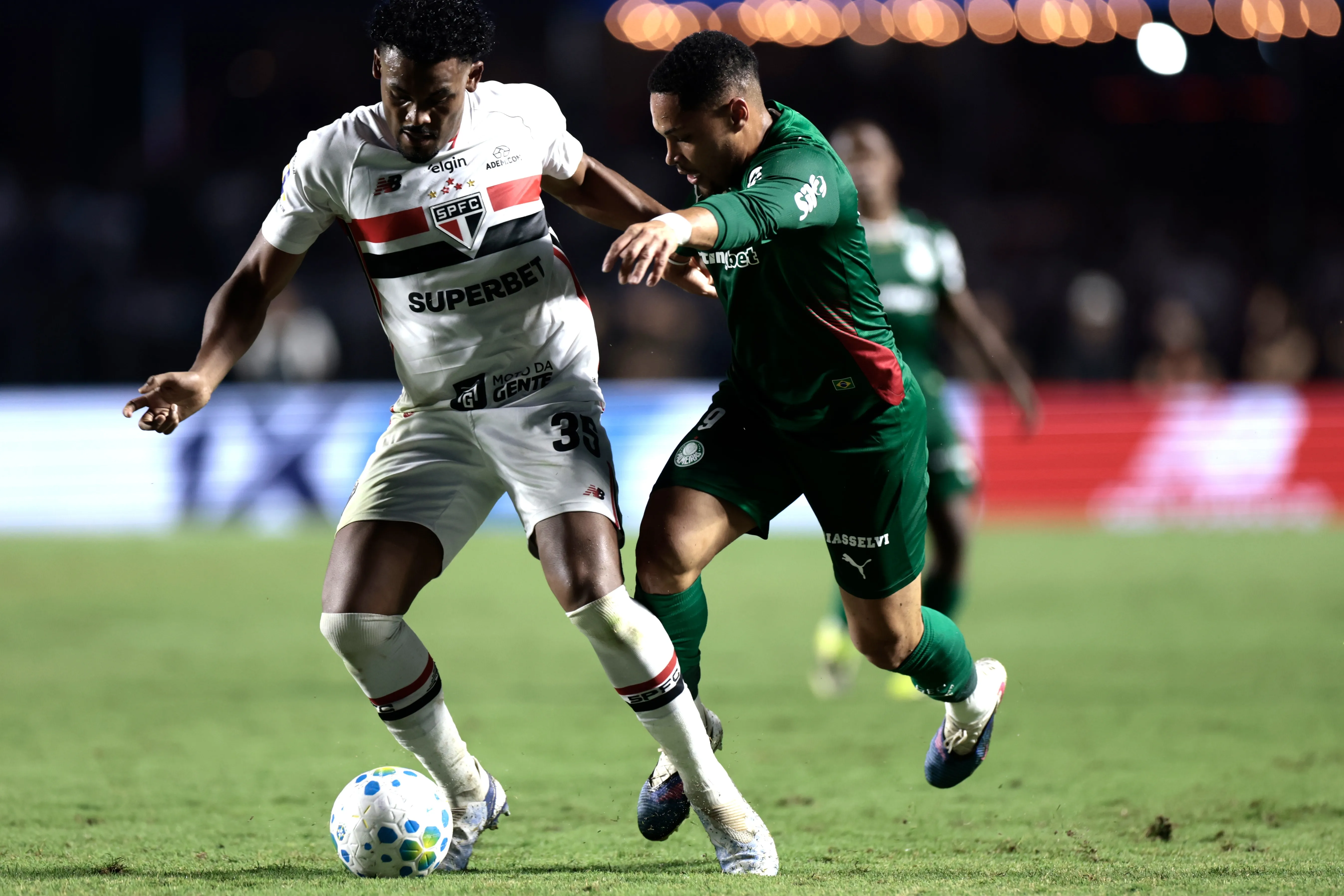 SP – SAO PAULO – 21/03/2026 – BRASILEIRO A 2026, SAO PAULO X PALMEIRAS – Sabino jogador do Sao Paulo disputa lance com Vitor Roque jogador do Palmeiras durante partida no estadio Morumbi pelo campeonato Brasileiro A 2026. Foto: Marcello Zambrana/AGIF