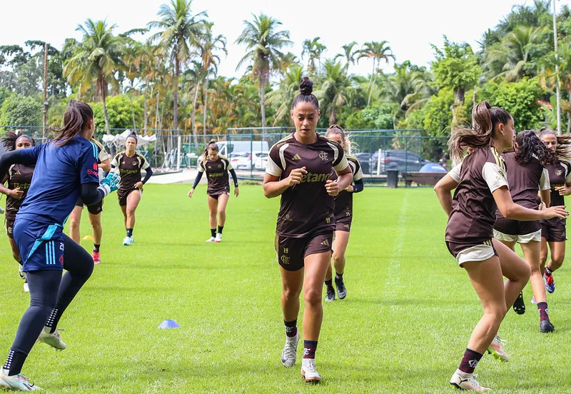 Jogadoras do Flamengo durante o treino – Foto: Julliana Nascimento/CRF