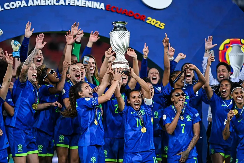 Marta e Angelina levantando a taça da Copa América Feminina pela Seleção Feminina – Foto: Staff Images Woman/Conmebol