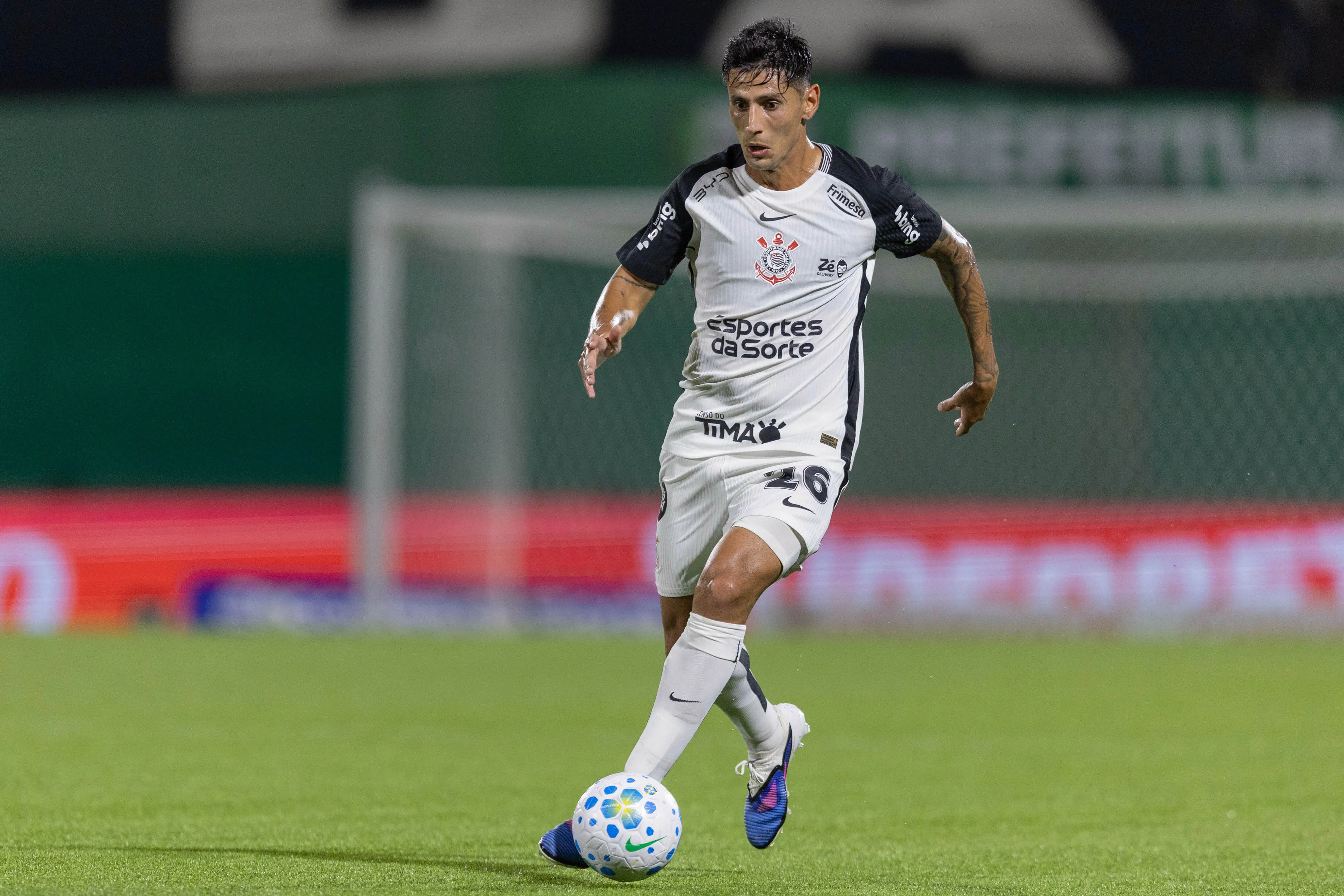 Angileri durante partida contra o Chapecoense no Campeonato Brasileiro de 2026. Foto: Liamara Polli/AGIF