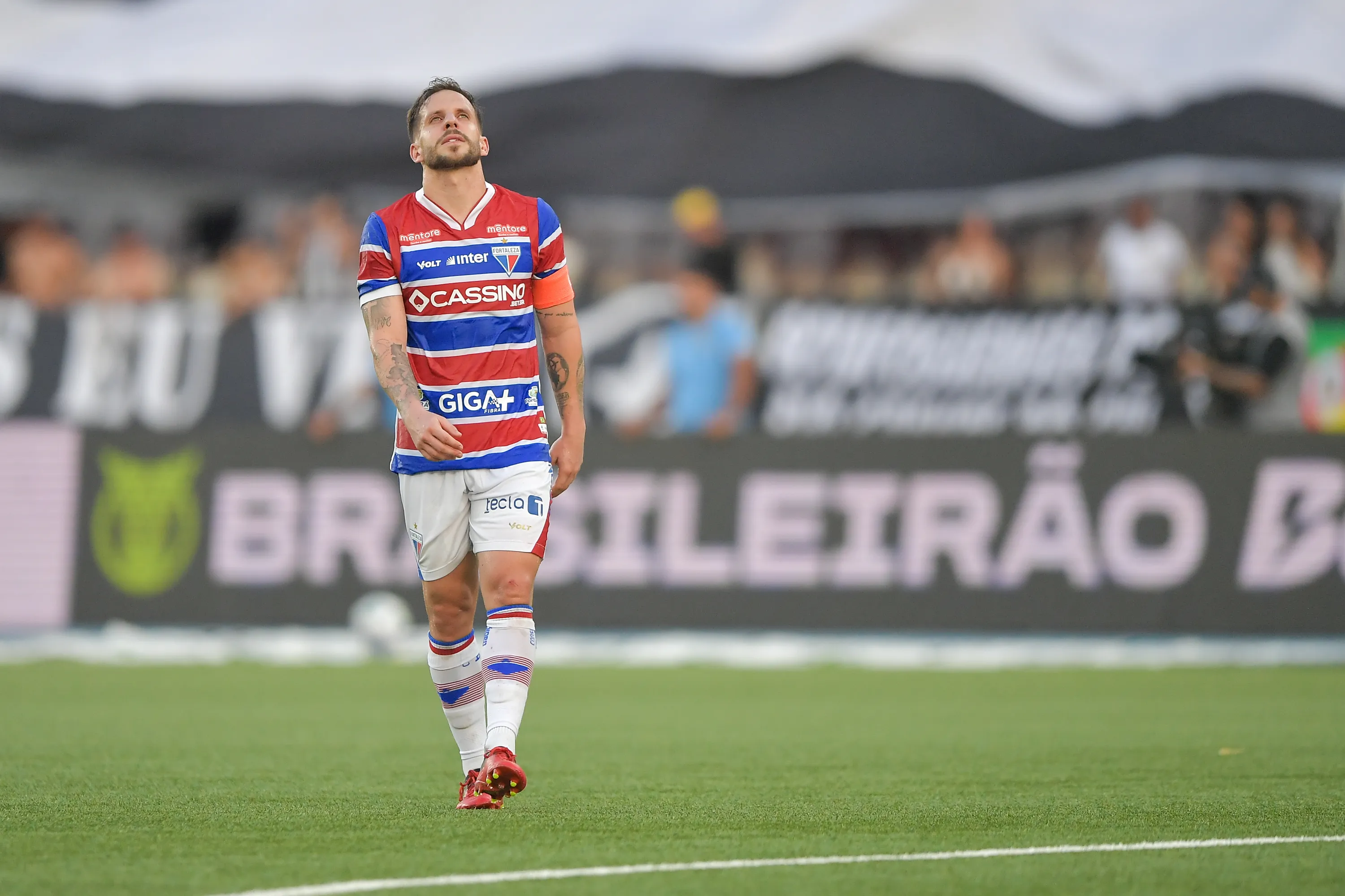 RJ – RIO DE JANEIRO – 07/12/2025 – BRASILEIRO A 2025, BOTAFOGO X FORTALEZA – Lucas Sasha jogador do Fortaleza durante partida contra o Botafogo no estadio Engenhao pelo campeonato Brasileiro A 2025. Foto: Thiago Ribeiro/AGIF
