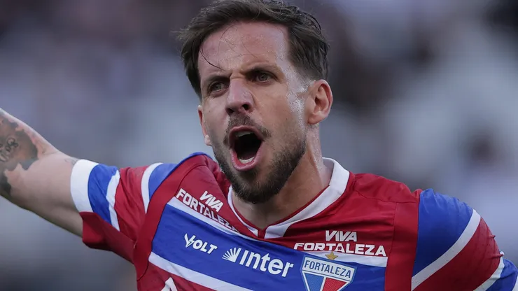 Lucas Sasha durante confronto contra o Corinthians no Brasileirão de 2025.