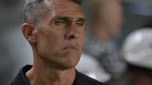 Bruno Lazaroni tecnico do Vasco durante partida contra o Santos no estadio Vila Belmiro pelo campeonato Brasileiro A 2026. Foto: Jota Erre/AGIF