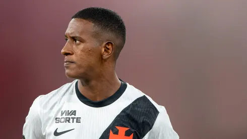Robert Renan será titular no Vasco contra o São Paulo.