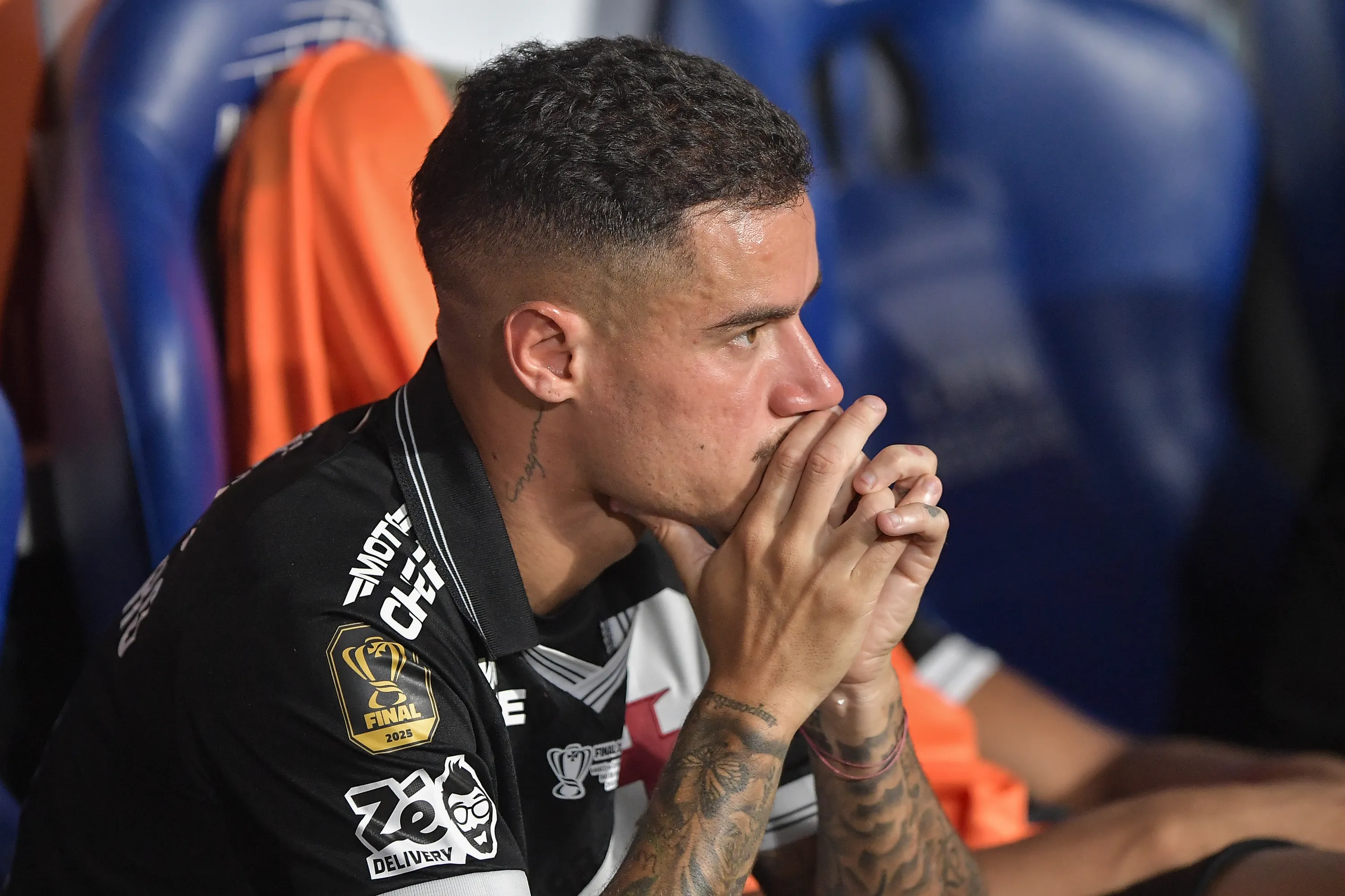 RJ – RIO DE JANEIRO – 21/12/2025 – COPA DO BRASIL 2025, VASCO X CORINTHIANS – Coutinho jogador do Vasco lamenta derrota ao final da partida contra o Corinthians no estadio Maracana pelo campeonato Copa Do Brasil 2025. Foto: Thiago Ribeiro/AGIF