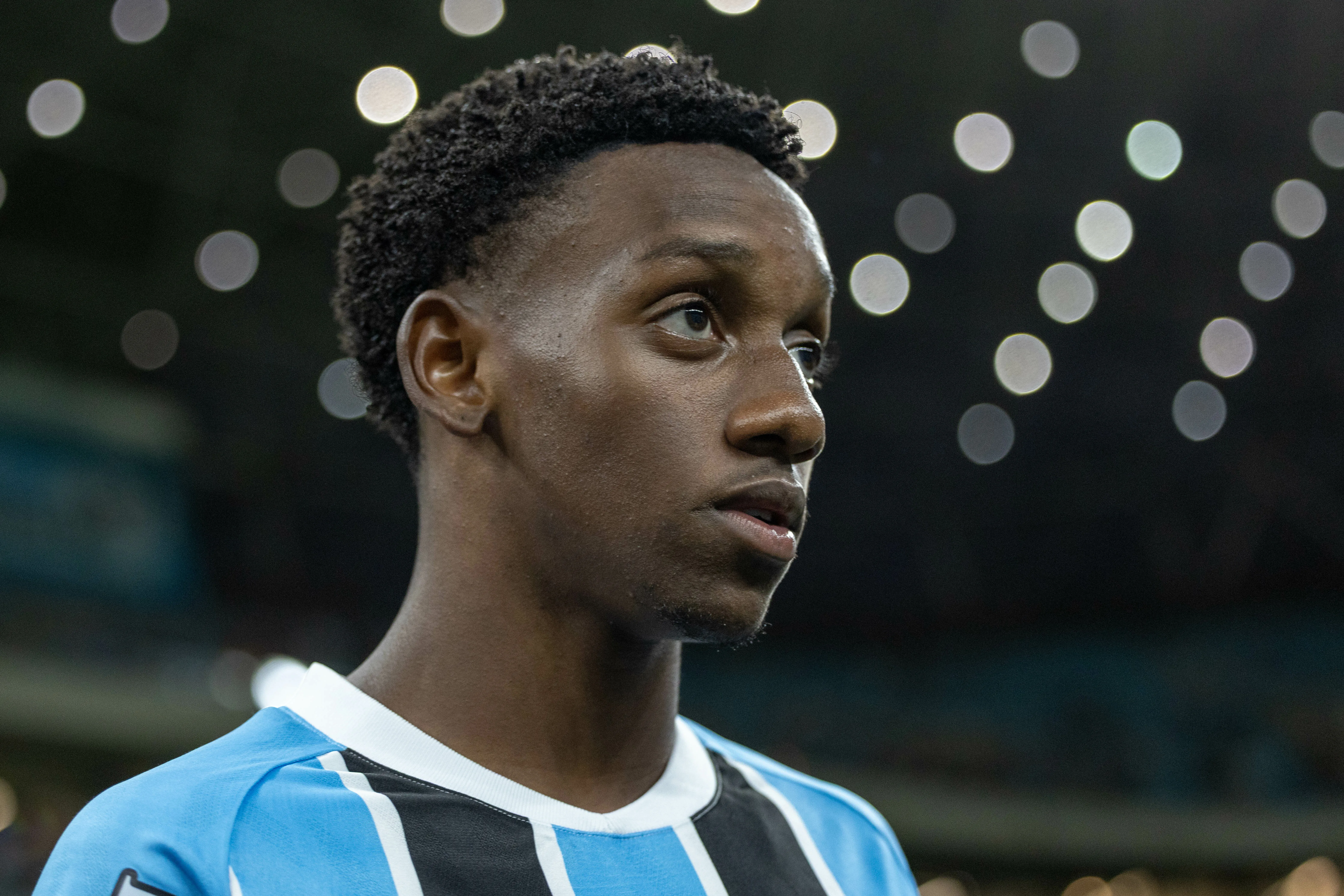 Gabriel Mec durante partida contra o Bragantino na Arena do Grêmio pelo Campeonato Brasileiro 2026 – Foto: Liamara Polli/AGIF.