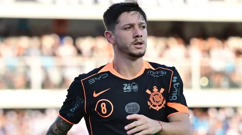 Rodrigo Garro durante confronto contra o Santos no Brasileirão de 2026.