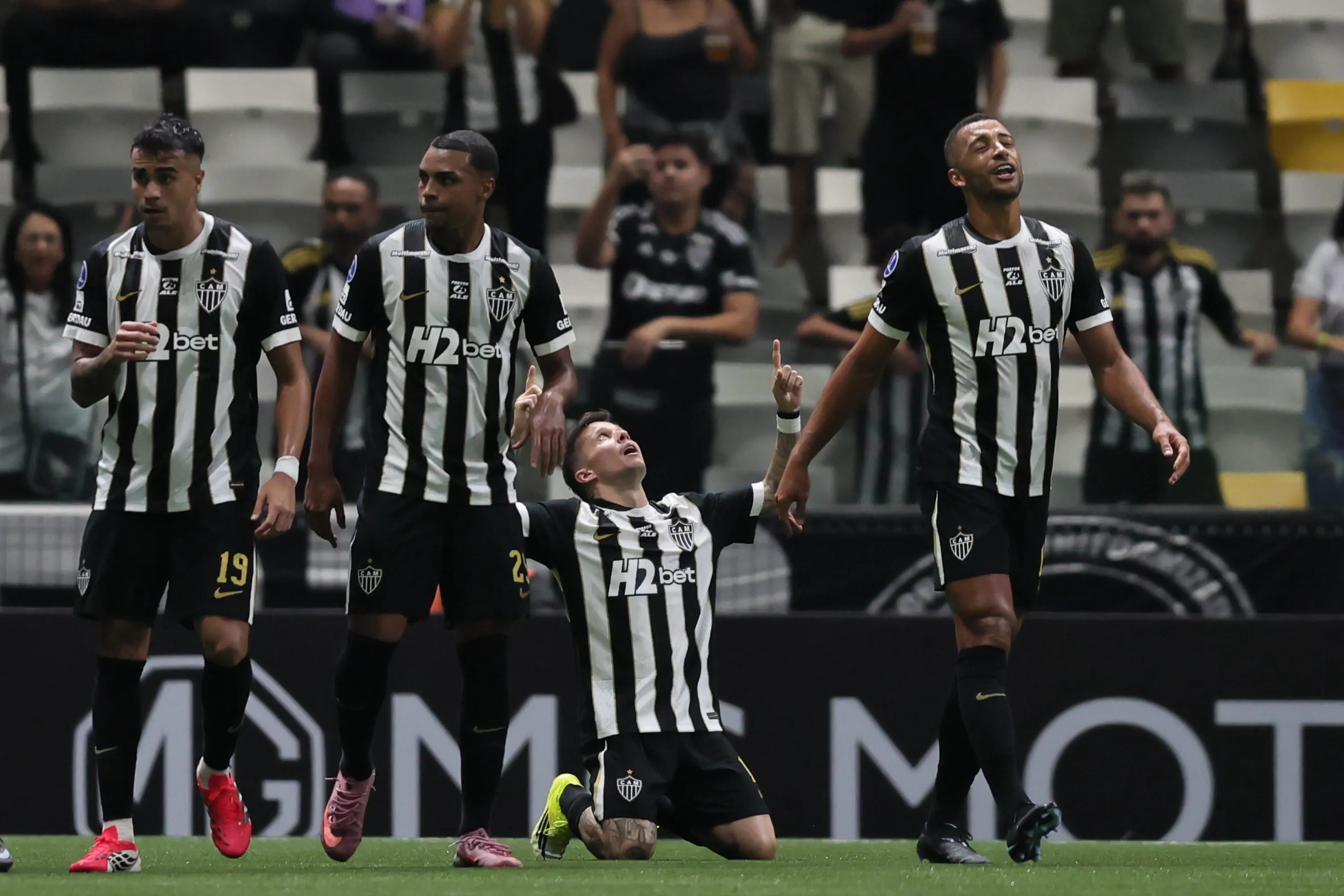 Bernard jogador do Atletico comemora seu gol durante partida contra o Juventud no estadio Arena MRV pelo campeonato Copa Sul-Americana 2026. Foto: Gilson Lobo/AGIF