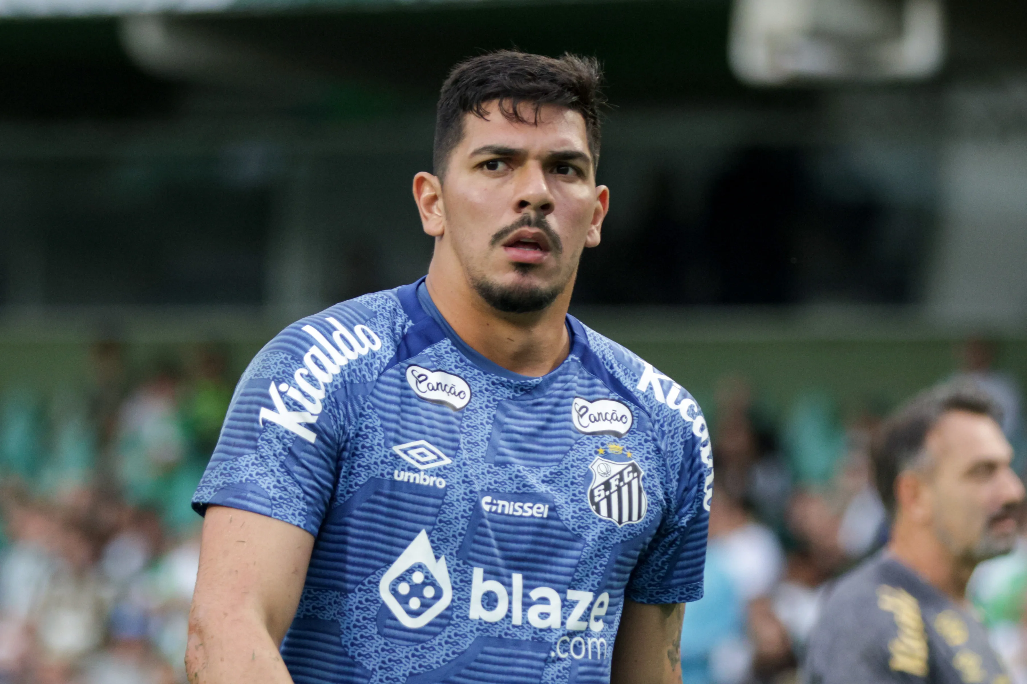 João Paulo durante aquecimento antes da partida entre Santos e Coritiba em 2025. Foto: Robson Mafra/AGIF