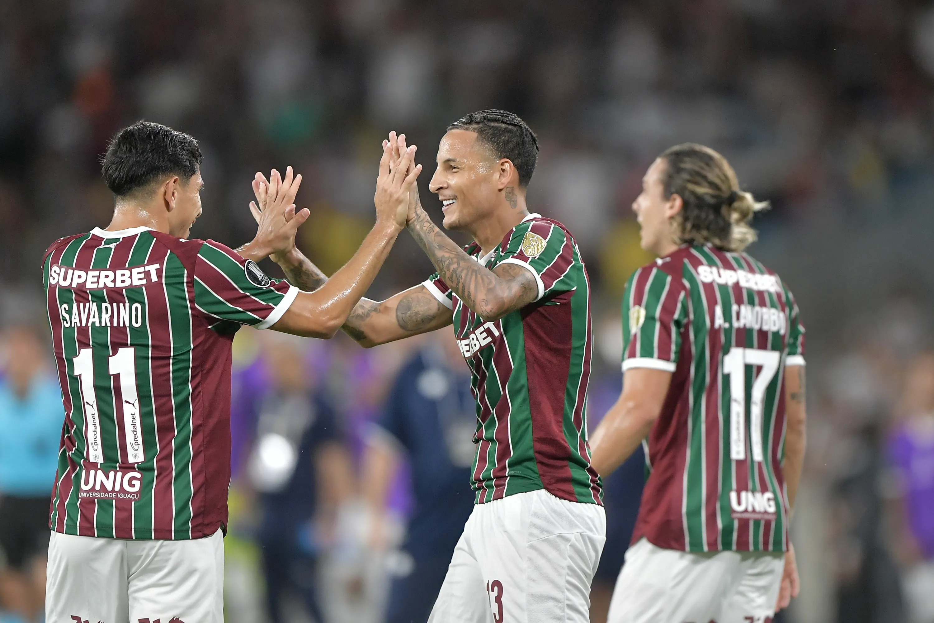 Guilherme Arana jogador do Fluminense comemora seu gol com Savarino jogador da sua equipe durante partida contra o Independiente no estadio Maracana pelo campeonato Copa Libertadores 2026. Foto: Thiago Ribeiro/AGIF