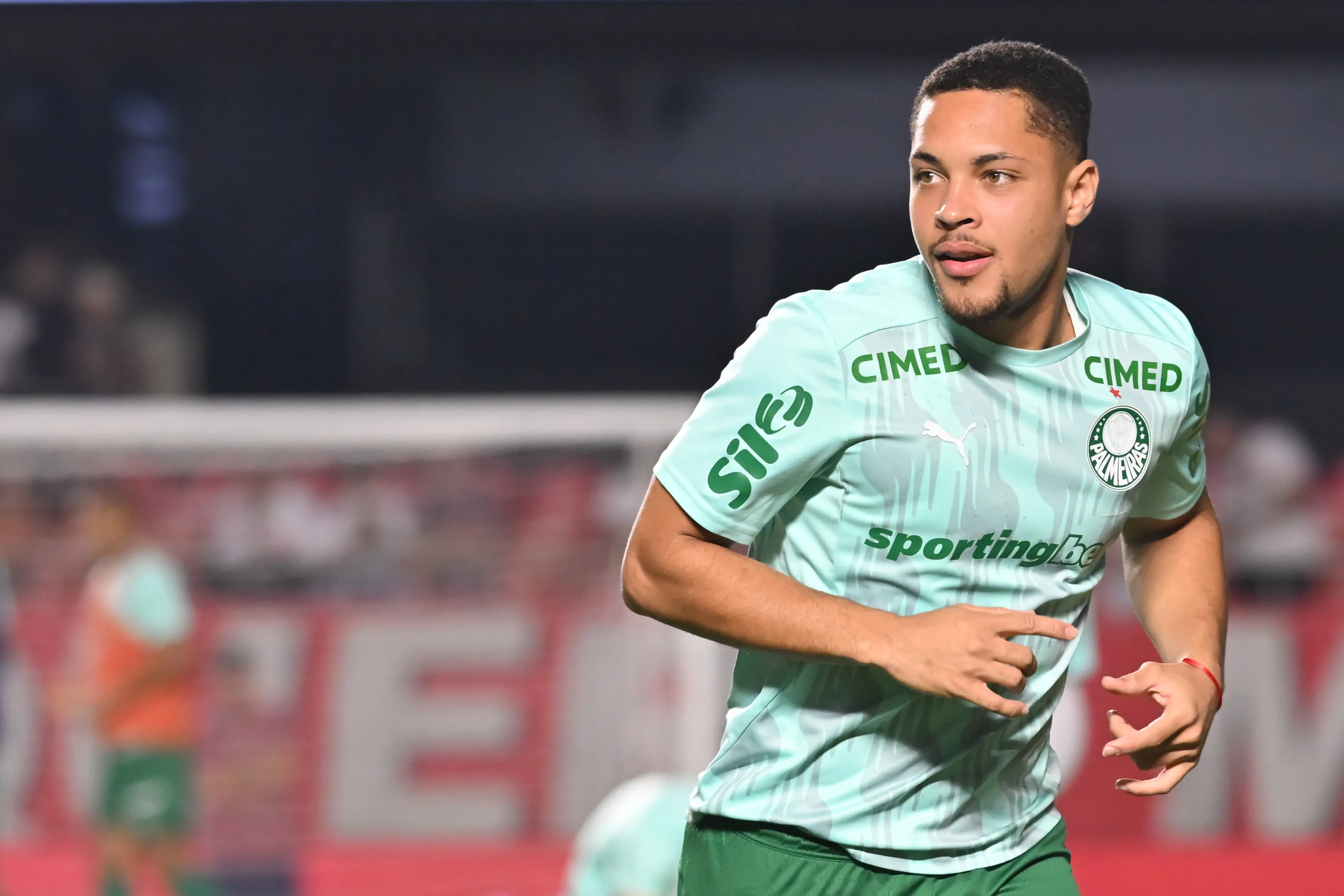 Vitor Roque durante aquecimento antes da partida contra o São Paulo no Campeonato Brasileiro de 2026. Foto: Jota Erre/AGIF