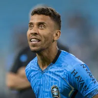 Marcos Rocha distribui presentes à delegação do Grêmio