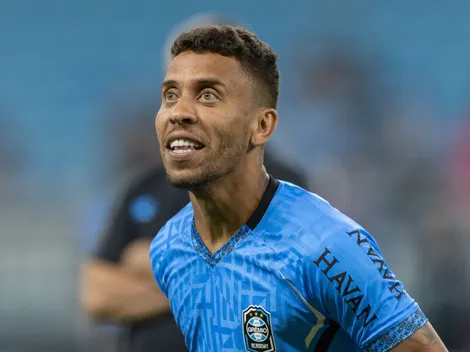 Marcos Rocha distribui presentes à delegação do Grêmio