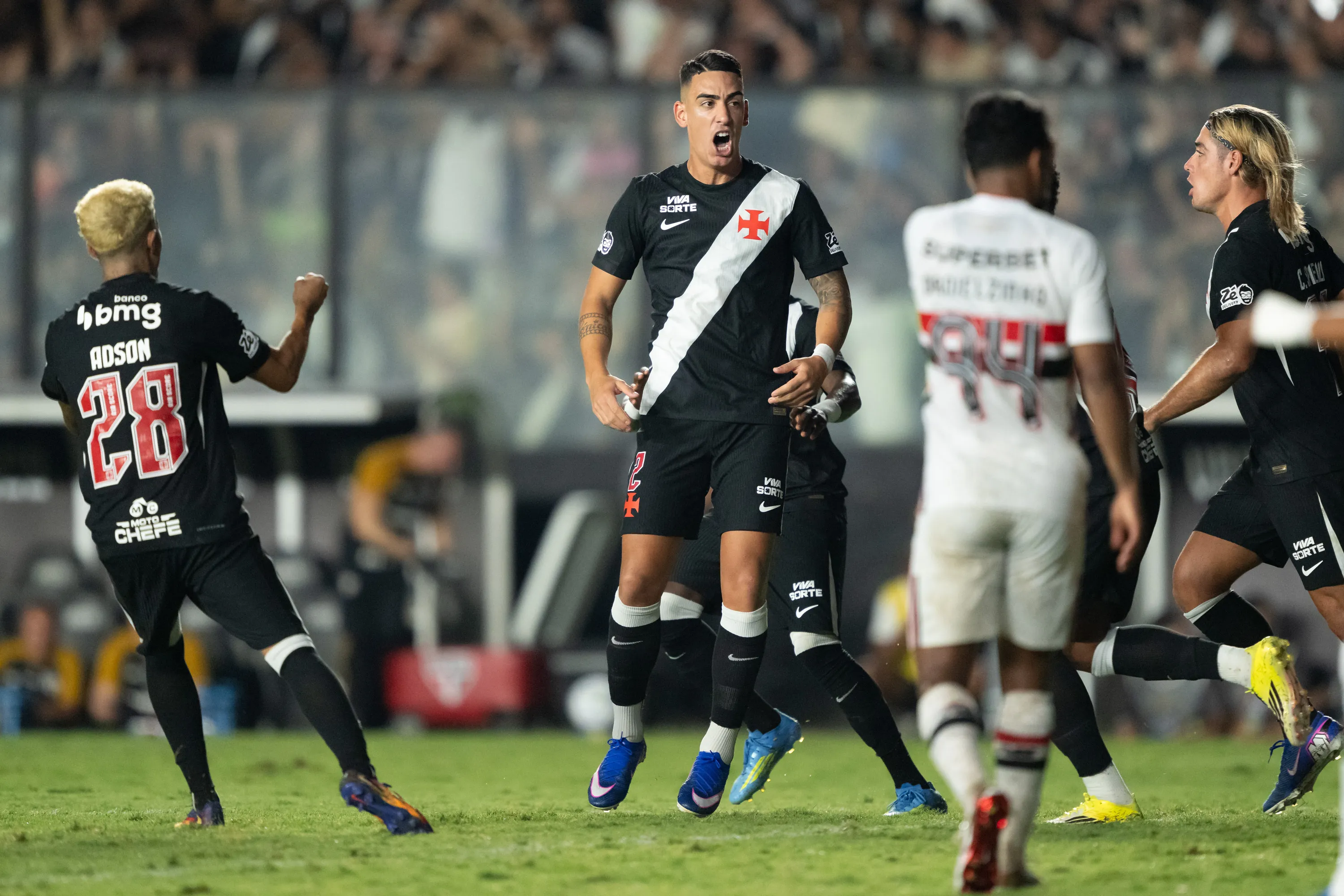 Puma Rodriguez jogador do Vasco comemora seu gol durante partida contra o Sao Paulo no estadio Sao Januario pelo campeonato Brasileiro A 2026. Foto: Jorge Rodrigues/AGIF