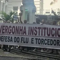Protesto nas Laranjeiras aumenta pressão sobre diretoria do Fluminense