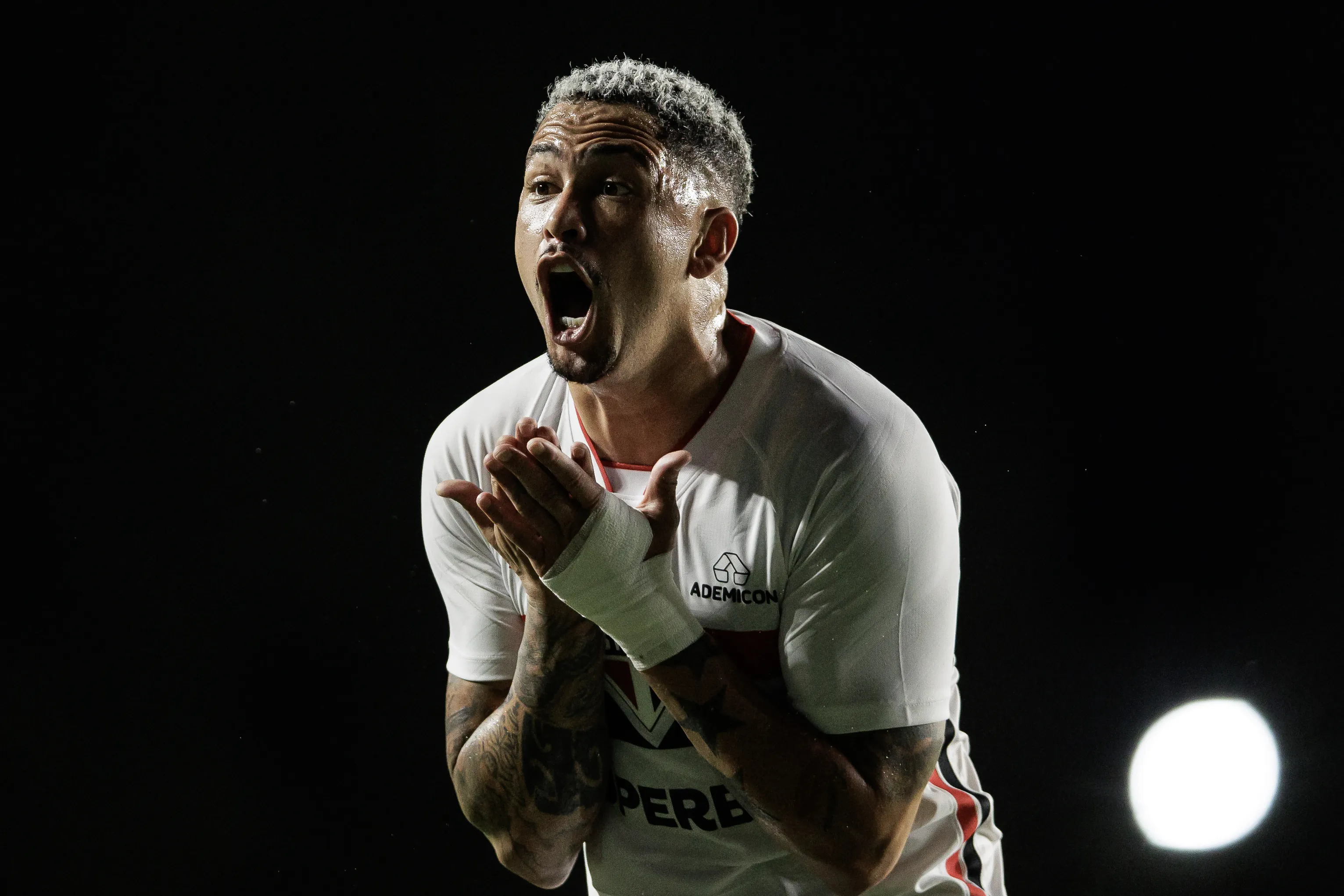 Luciano jogador do Sao Paulo durante partida contra o Vasco no estadio Sao Januario pelo campeonato Brasileiro A 2026. Foto: Andre Mourao/AGIF