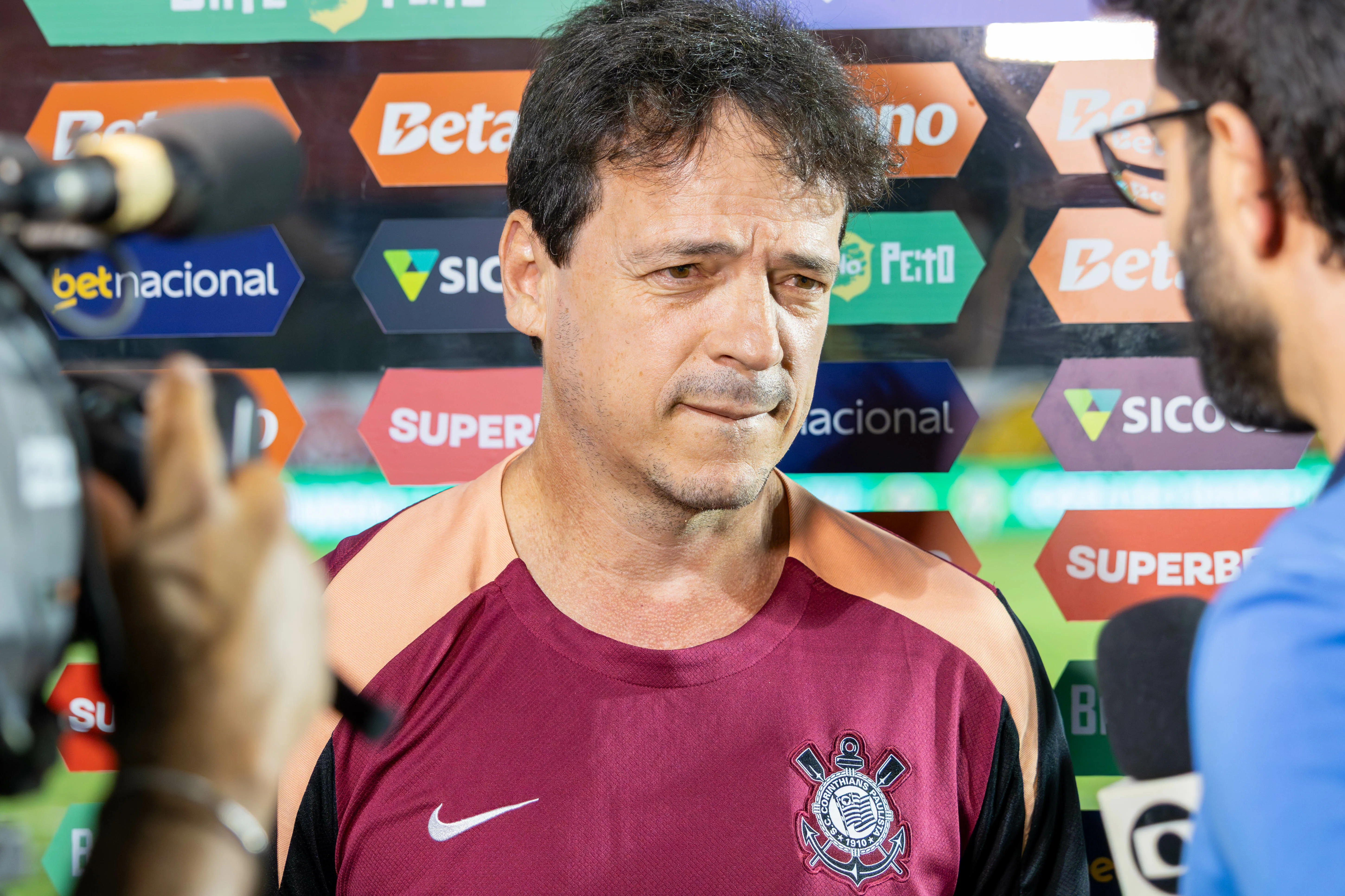 Fernando Diniz durante coletiva no início da partida contra o Vitória no Campeonato Brasileiro de 2026. Foto: Marcio Jose/AGIF