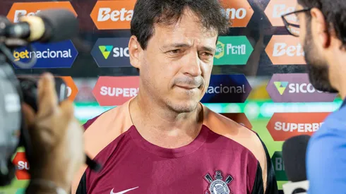 Fernando Diniz em Vitória x Corinthians pelo Brasileirão 2026. Foto: Márcio José/AGIF