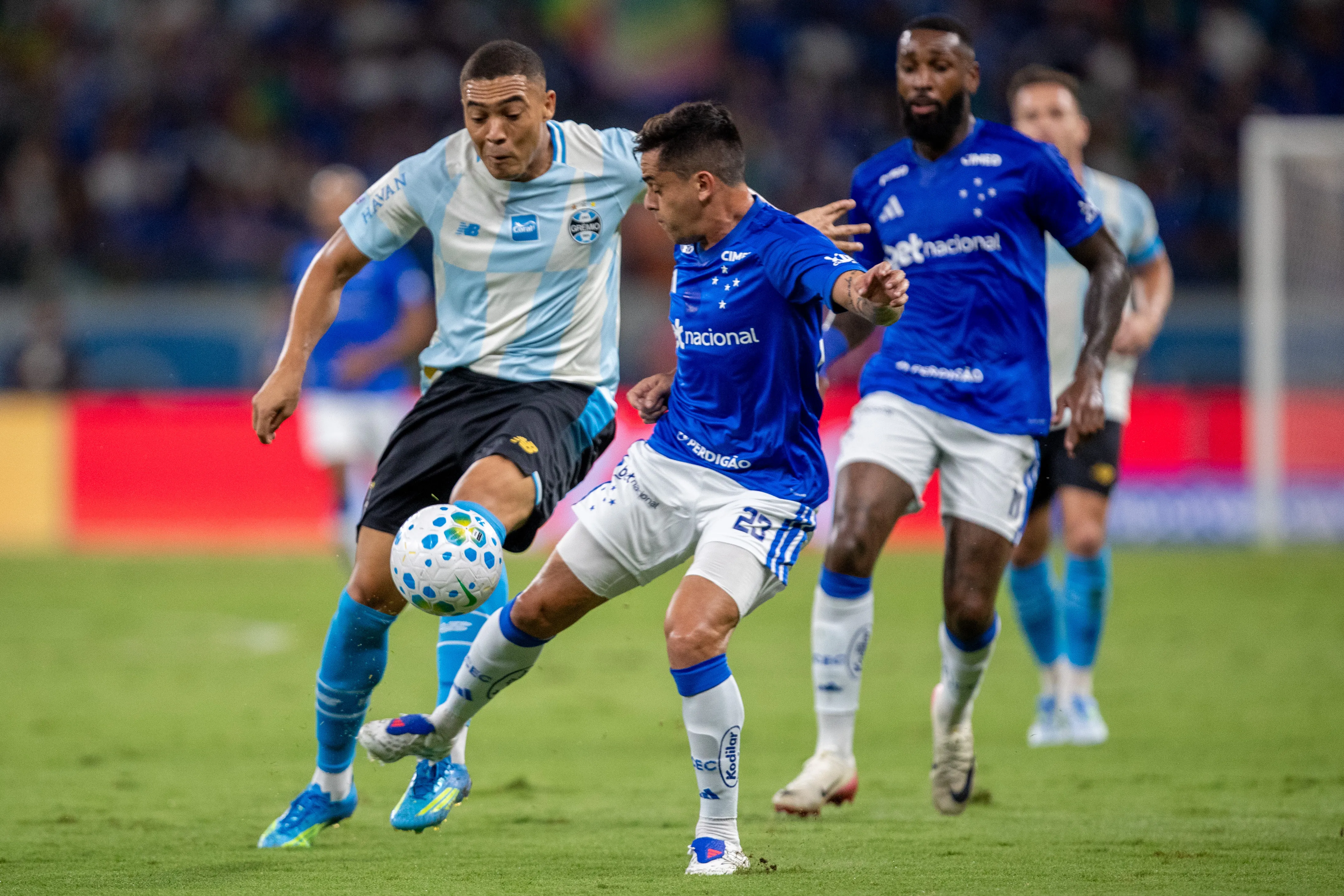 Carlos Vinicius jogador do Gremio durante partida contra o Cruzeiro no estadio Mineirao pelo campeonato Brasileiro A 2026. Foto: Fernando Moreno/AGIF