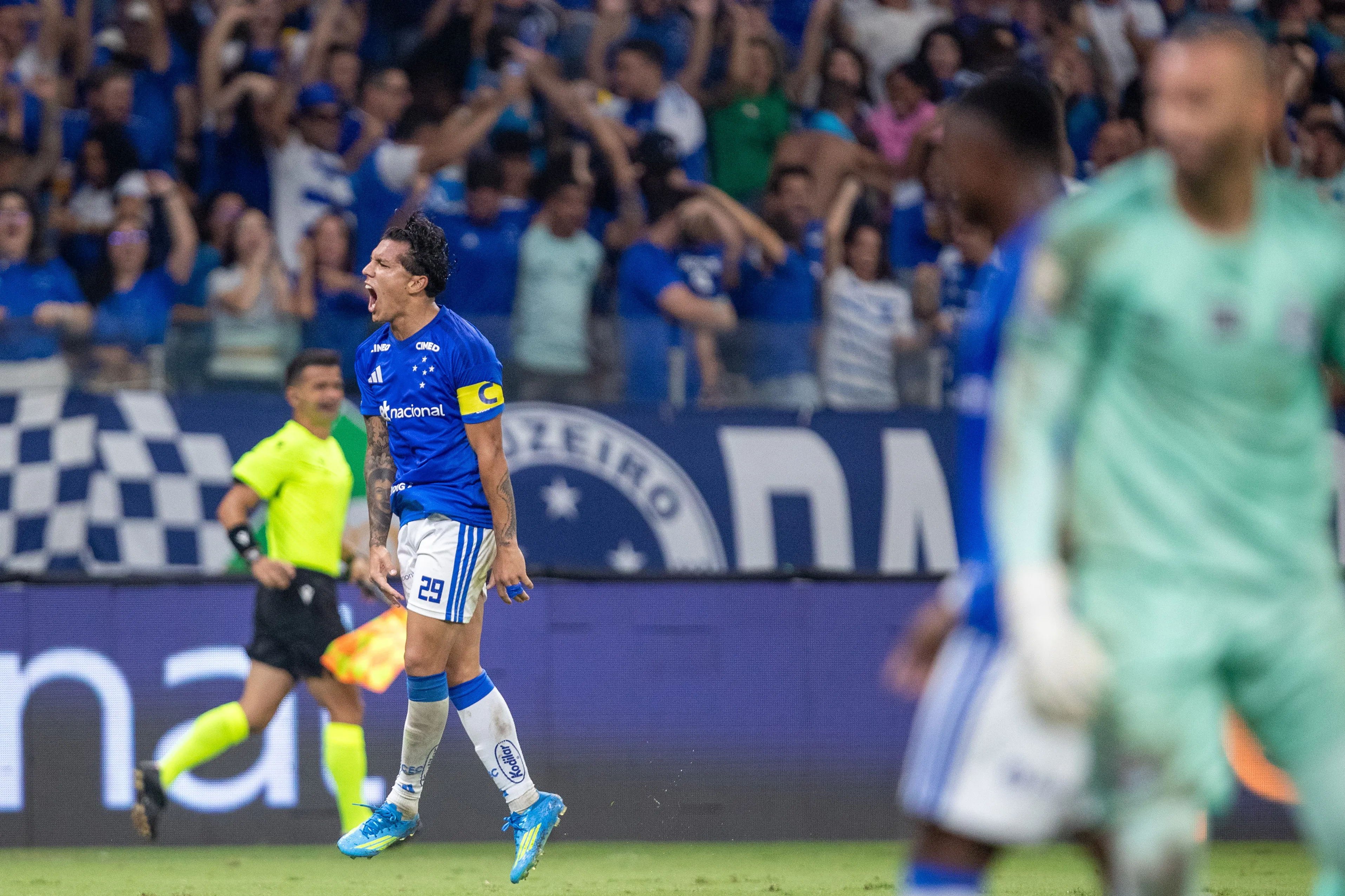 Lucas Romero jogador do Cruzeiro comemora seu gol durante partida contra o Gremio no estadio Mineirao pelo campeonato Brasileiro A 2026. Foto: Fernando Moreno/AGIF