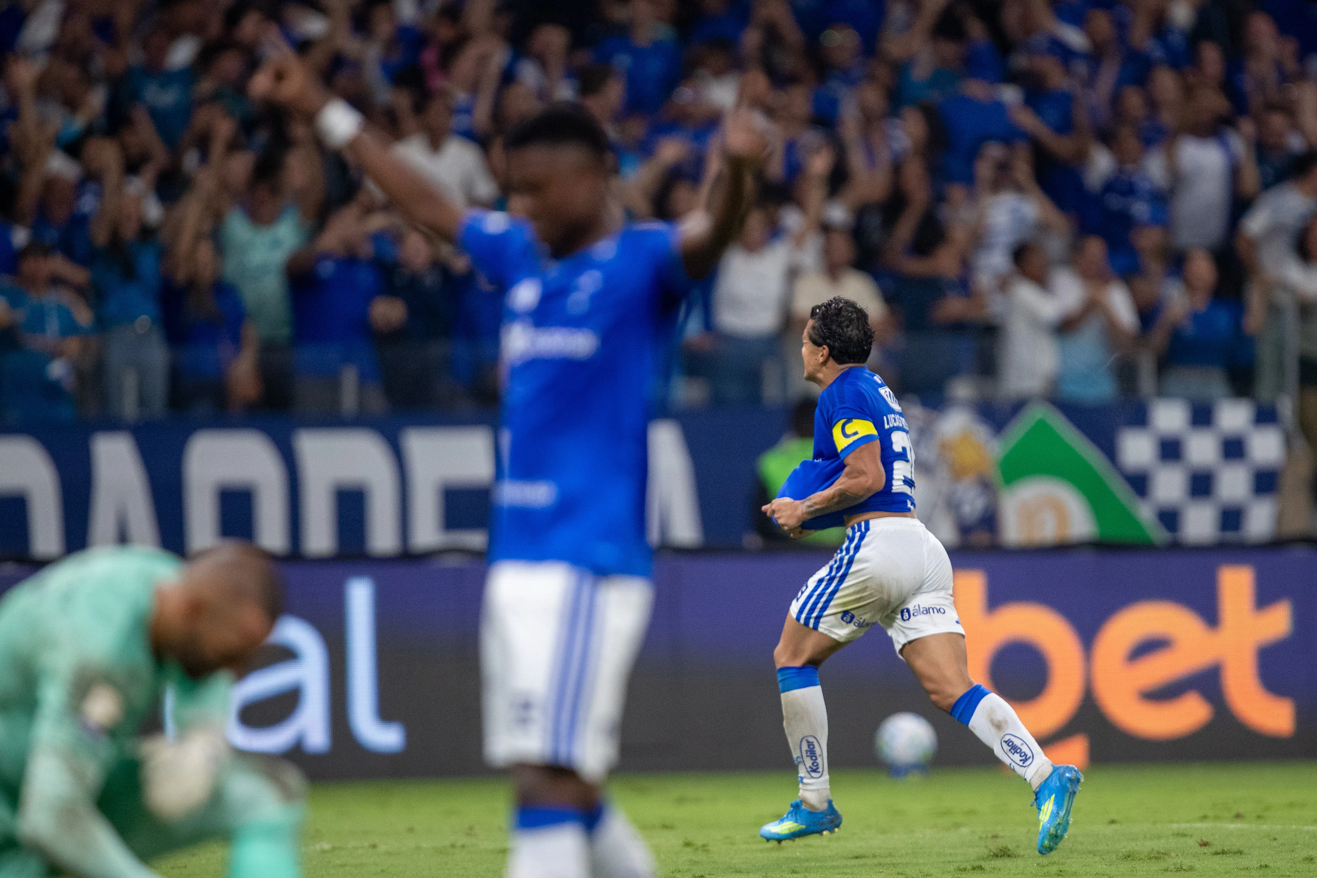 MG – BELO HORIZONTE – 18/04/2026 – BRASILEIRO A 2026, CRUZEIRO X GREMIO – Lucas Romero jogador do Cruzeiro comemora seu gol durante partida contra o Gremio no estadio Mineirao pelo campeonato Brasileiro A 2026. Foto: Fernando Moreno/AGIF