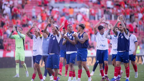 Jogadores do Bahia comemoram vitoria ao final da partida contra o Internacional no estadio Beira-Rio pelo campeonato Brasileiro A 2026. Foto: Maxi Franzoi/AGIF