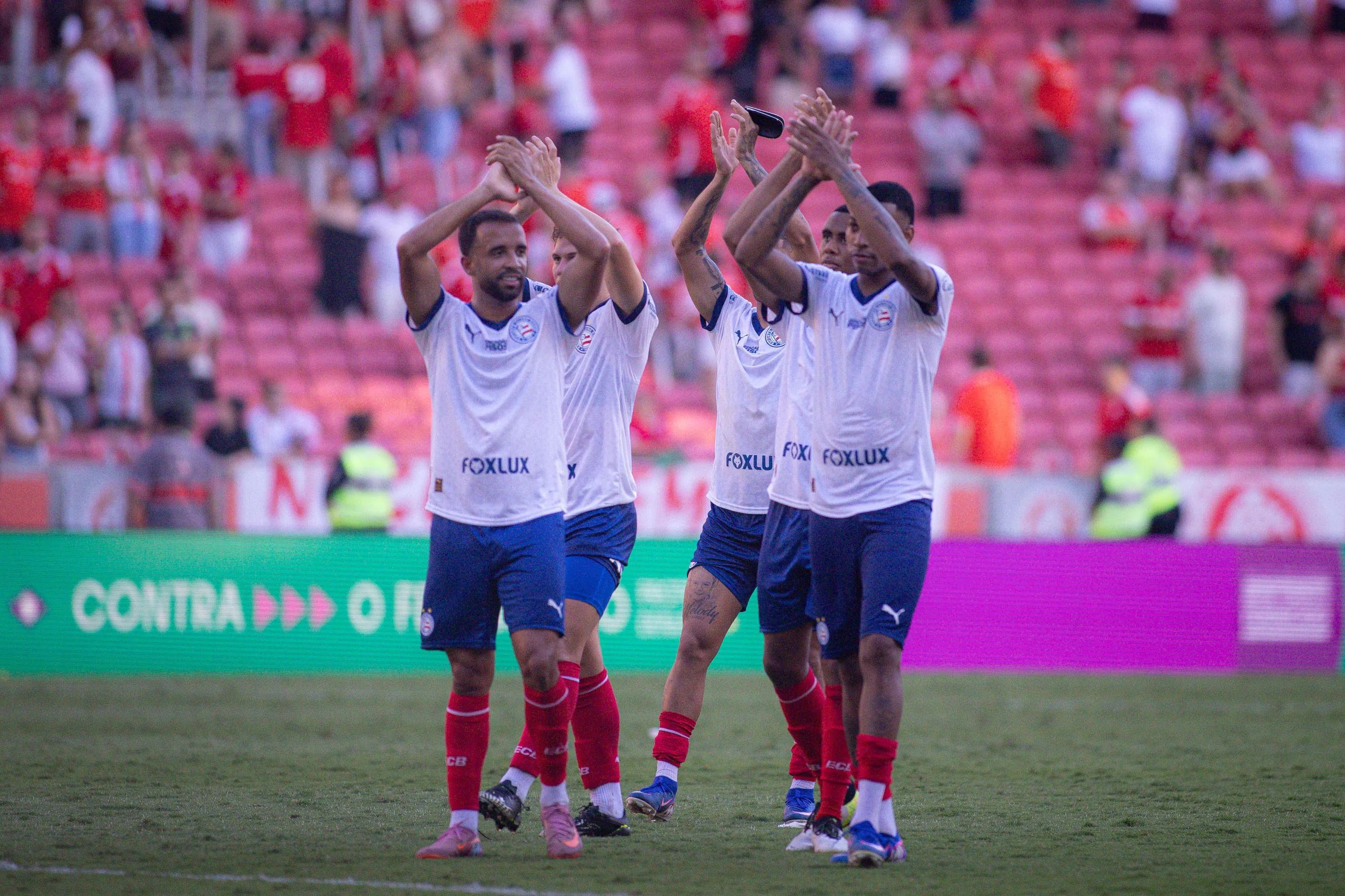 Jogadores do Bahia comemoram vitoria ao final da partida contra o Internacional no estadio Beira-Rio pelo campeonato Brasileiro A 2026. Foto: Maxi Franzoi/AGIF