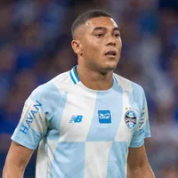 Carlos Vinícius sai em defesa de Luís Castro no Grêmio