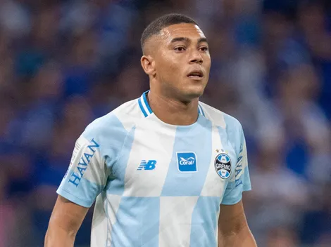 Carlos Vinícius sai em defesa de Luís Castro no Grêmio