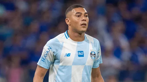 Carlos Vinícius sai em defesa de Luís Castro após derrota do Grêmio