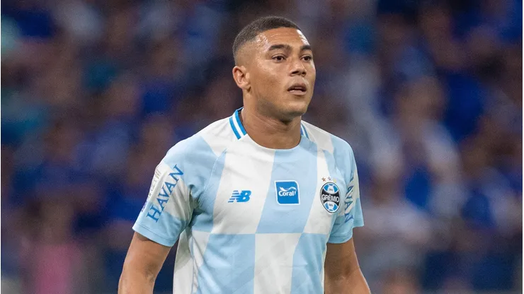 Carlos Vinícius sai em defesa de Luís Castro após derrota do Grêmio