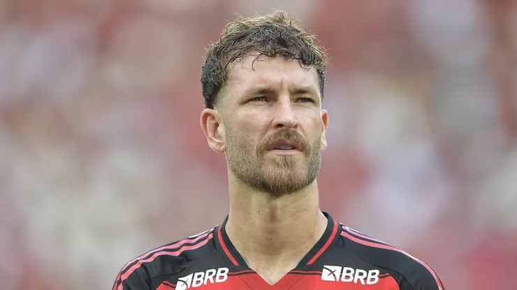 Léo Pereira jogador do Flamengo durante partida contra o Grêmio no estádio Maracanã pelo campeonato Brasileiro A 2025. Foto: Thiago Ribeiro/AGIF