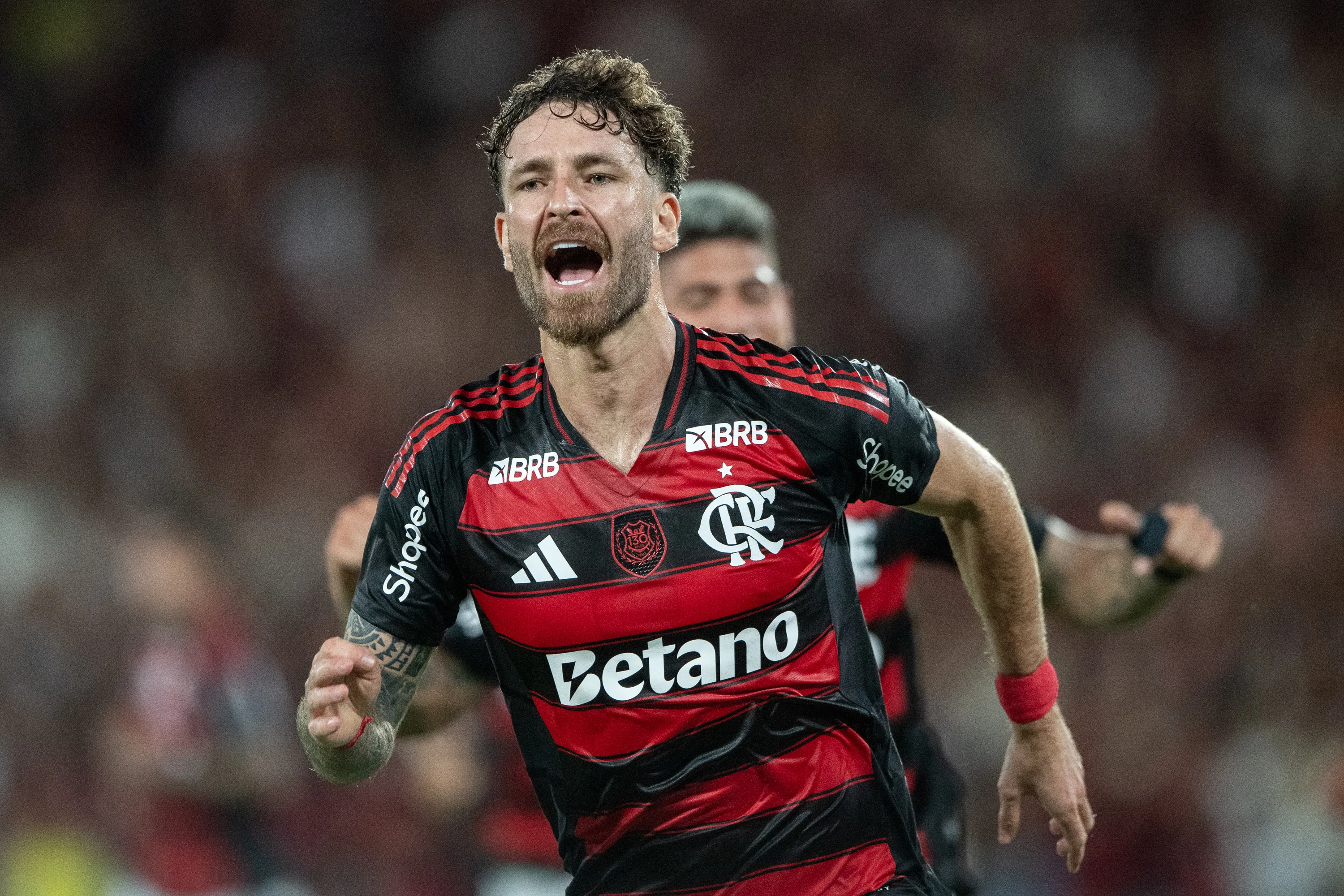 RJ – RIO DE JANEIRO – 09/11/2025 – BRASILEIRO A 2025, FLAMENGO X SANTOS – Leo Pereira jogador do Flamengo comemora seu gol durante partida contra o Santos no estadio Maracana pelo campeonato Brasileiro A 2025. Foto: Thiago Ribeiro/AGIF