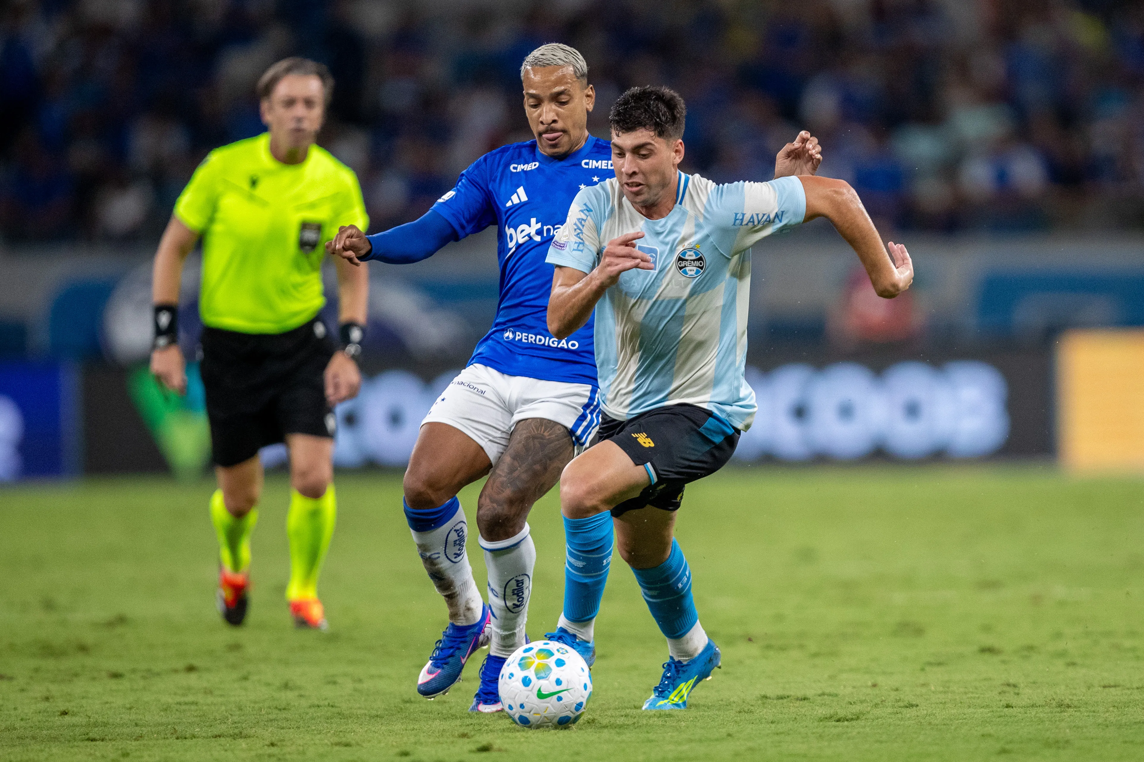 Pedro Gabriel jogador do Gremio durante partida contra o Cruzeiro no estadio Mineirao pelo campeonato Brasileiro A 2026. Foto: Fernando Moreno/AGIF