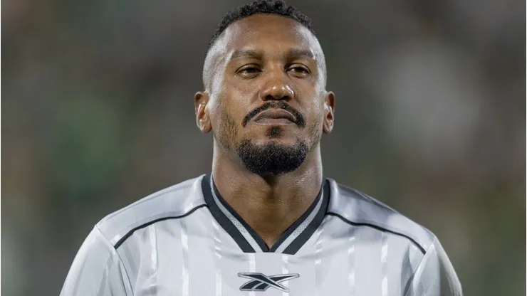 Edenílson durante confronto contra a Chapecoense no Brasileirão de 2026.