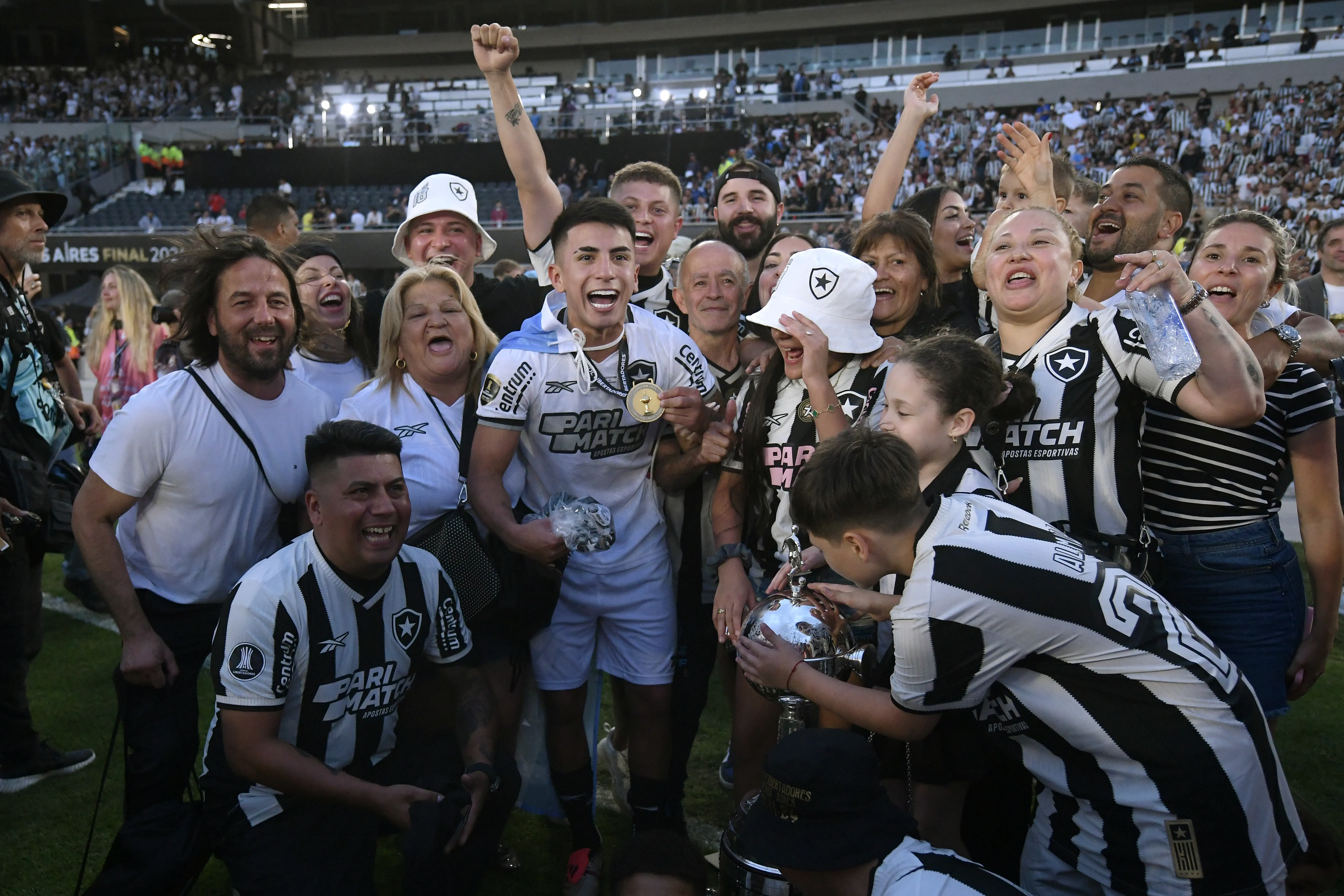Almada foi campeão da Libertadores e do Brasileiro pelo Botafogo, em 2024. (Photo by Marcelo Endelli/Getty Images)