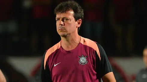 Diniz durante confronto contra o Vitória no Brasileirão de 2026.