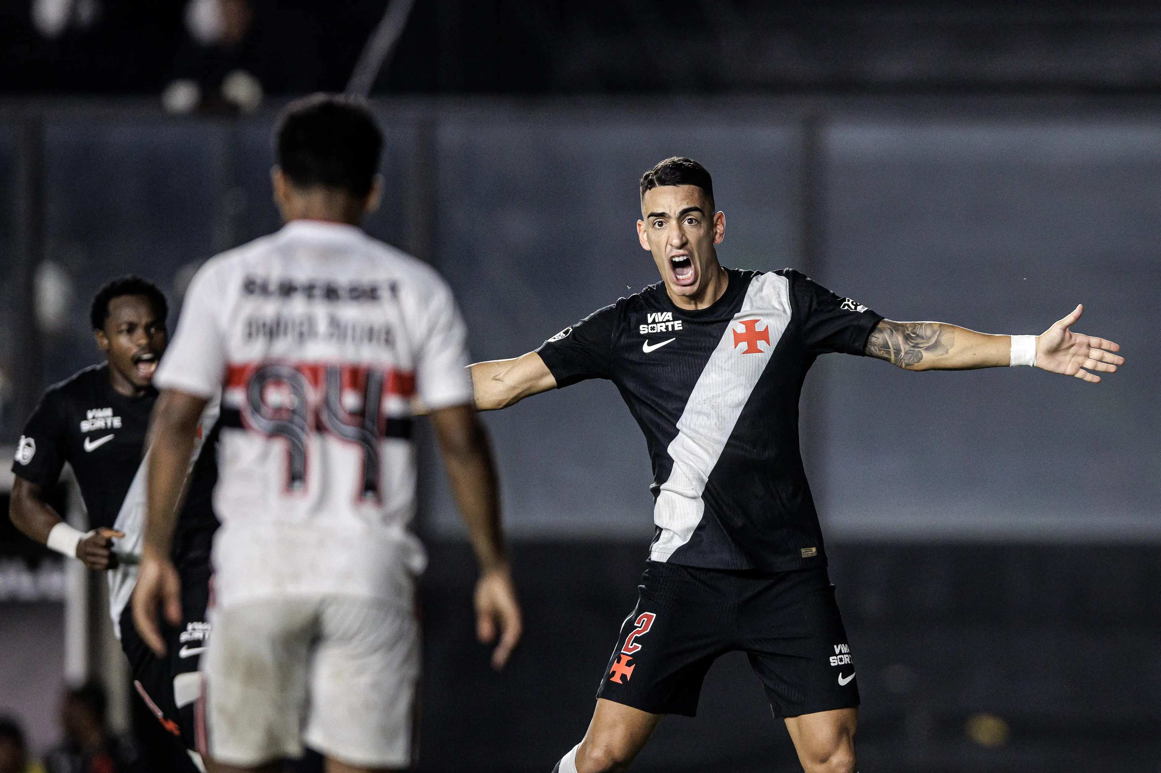 RJ – RIO DE JANEIRO – 18/04/2026 – BRASILEIRO A 2026, VASCO X SAO PAULO – Puma Rodriguez jogador do Vasco comemora seu gol durante partida contra o Sao Paulo no estadio Sao Januario pelo campeonato Brasileiro A 2026. Foto: Andre Mourao/AGIF