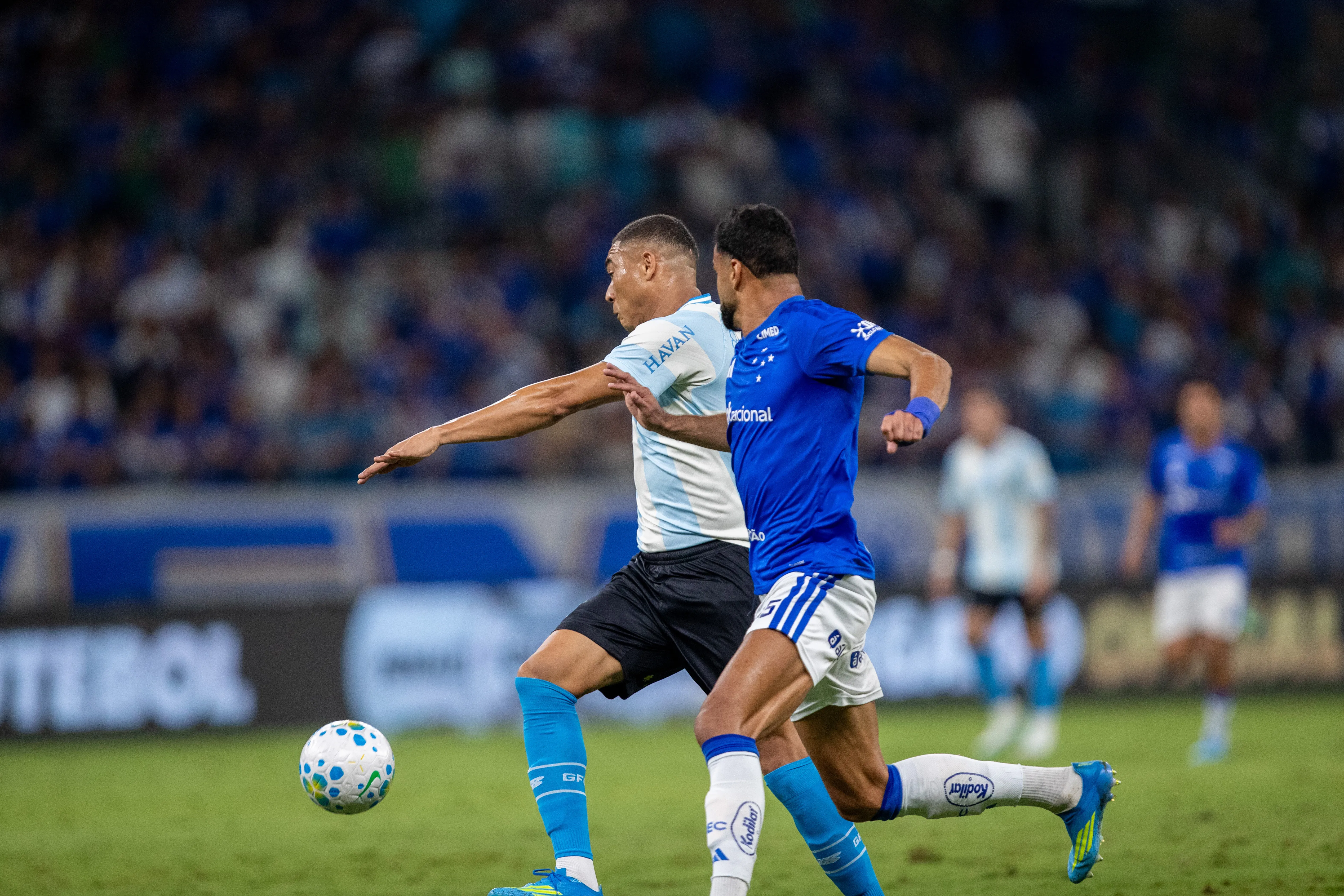 Carlos Vinicius  jogador do Gremio durante partida contra o Cruzeiro no estadio Mineirao pelo campeonato Brasileiro A 2026. Foto: Fernando Moreno/AGIF