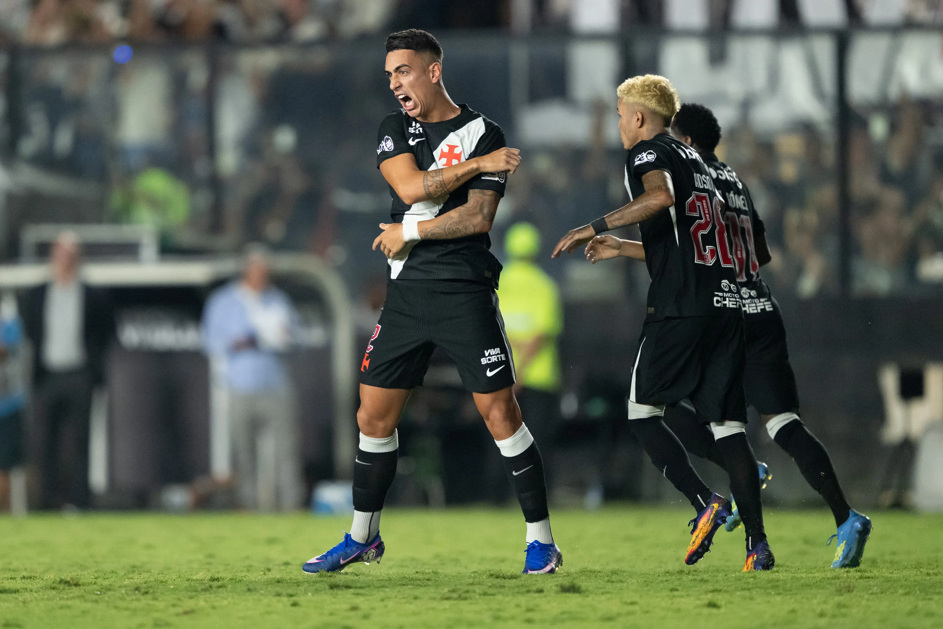 Puma Rodriguez jogador do Vasco comemora seu gol durante partida contra o Sao Paulo no estadio Sao Januario pelo campeonato Brasileiro A 2026. Foto: Jorge Rodrigues/AGIF