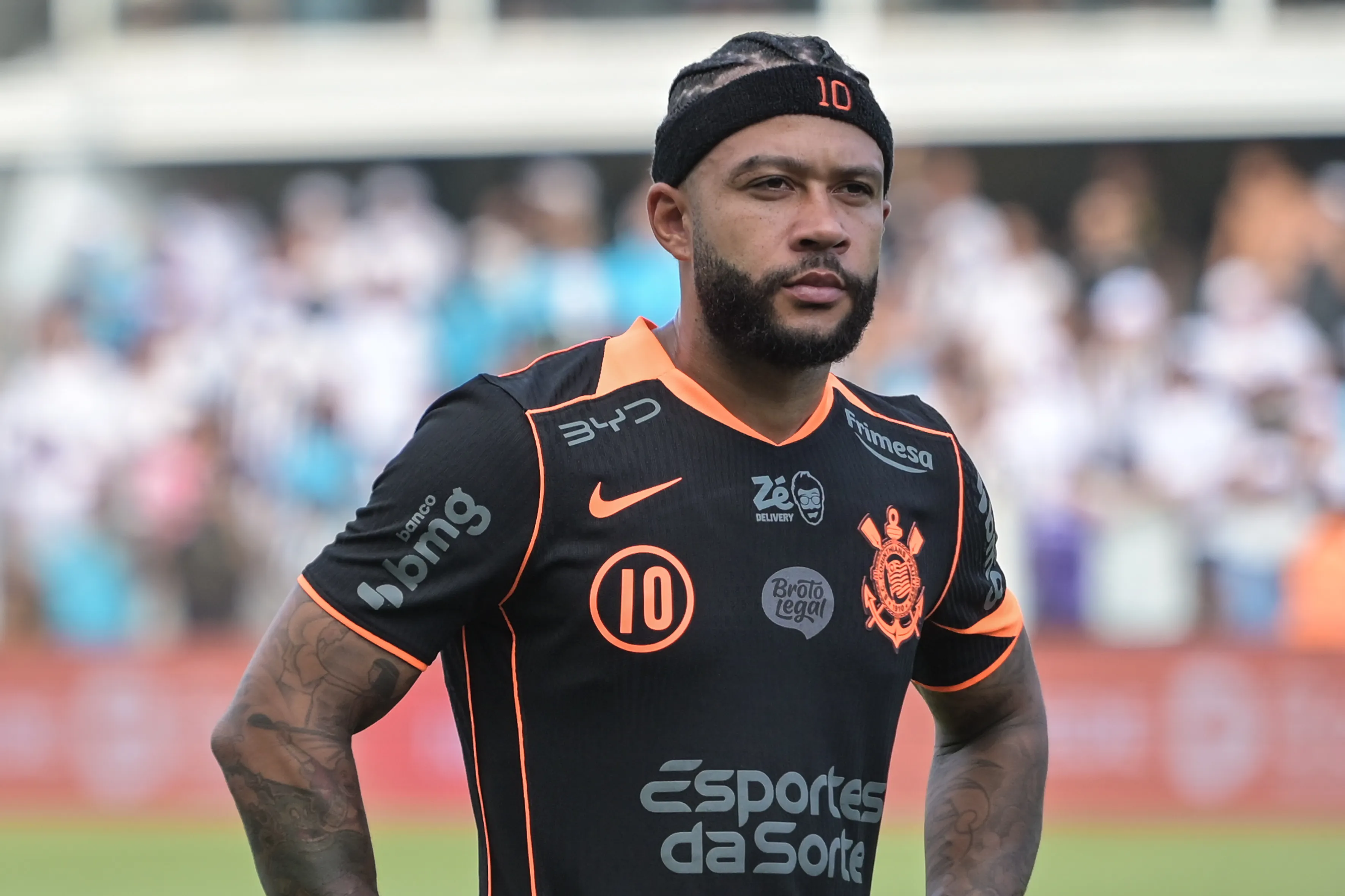 Memphis Depay jogador do Corinthians durante partida contra o Santos no estadio Vila Belmiro pelo campeonato Brasileiro A 2026. Foto: Jota Erre/AGIF