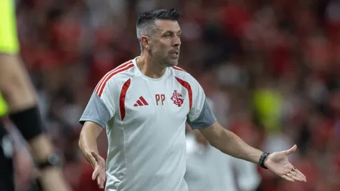 Paulo Pezzolano tecnico do Internacional durante partida contra o Gremio no estadio Beira-Rio pelo campeonato Brasileiro A 2026. Foto: Liamara Polli/AGIF
