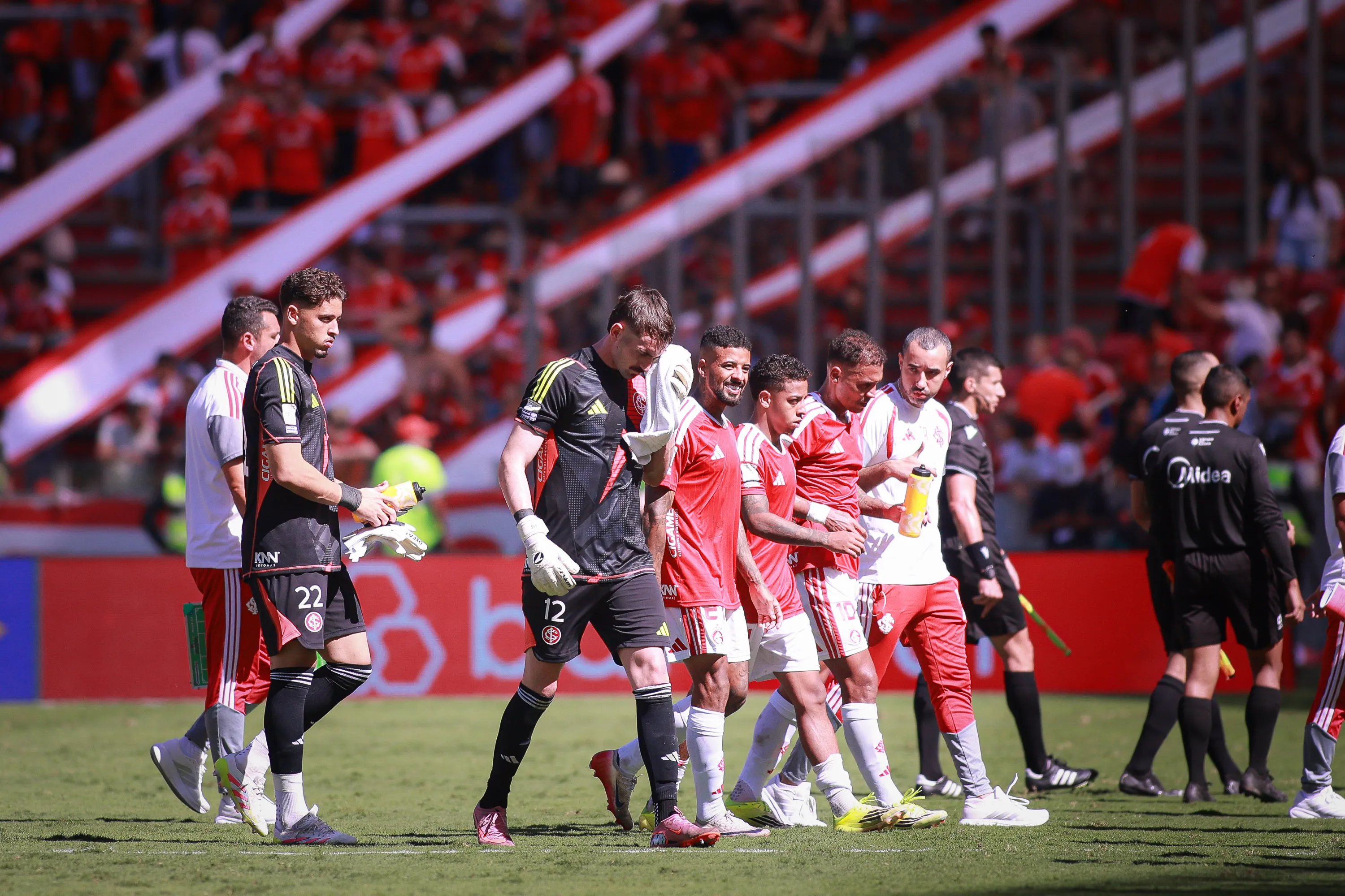 Jogadores do Internacional lamentam derrota ao final da partida contra o Mirassol no estadio Beira-Rio pelo campeonato Brasileiro A 2026. Foto: Maxi Franzoi/AGIF