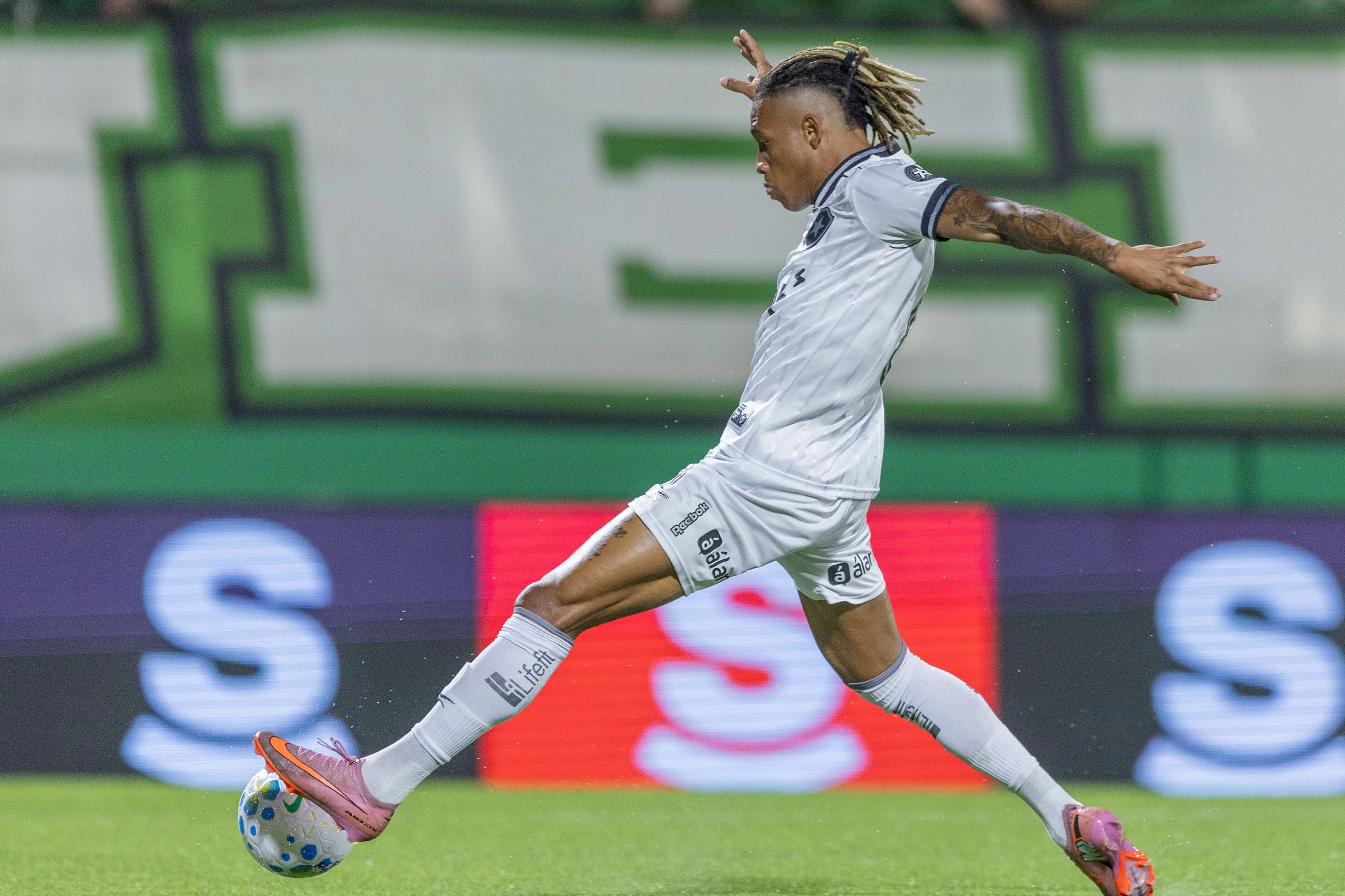 Danilo jogador do Botafogo durante partida contra o Chapecoense no estadio Arena Conda pelo campeonato Brasileiro A 2026. Foto: Liamara Polli/AGIF
