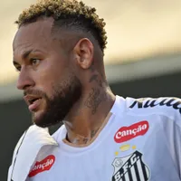 Torcida tricolor provoca Neymar na Vila Belmiro: "Não vai pra Copa"