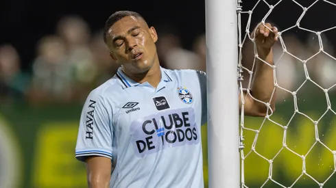 Carlos Vinicius jogador do Gremio lamenta durante partida contra o Chapecoense no estadio Arena Conda pelo campeonato [COMPETICAO]. Foto: Liamara Polli/AGIF