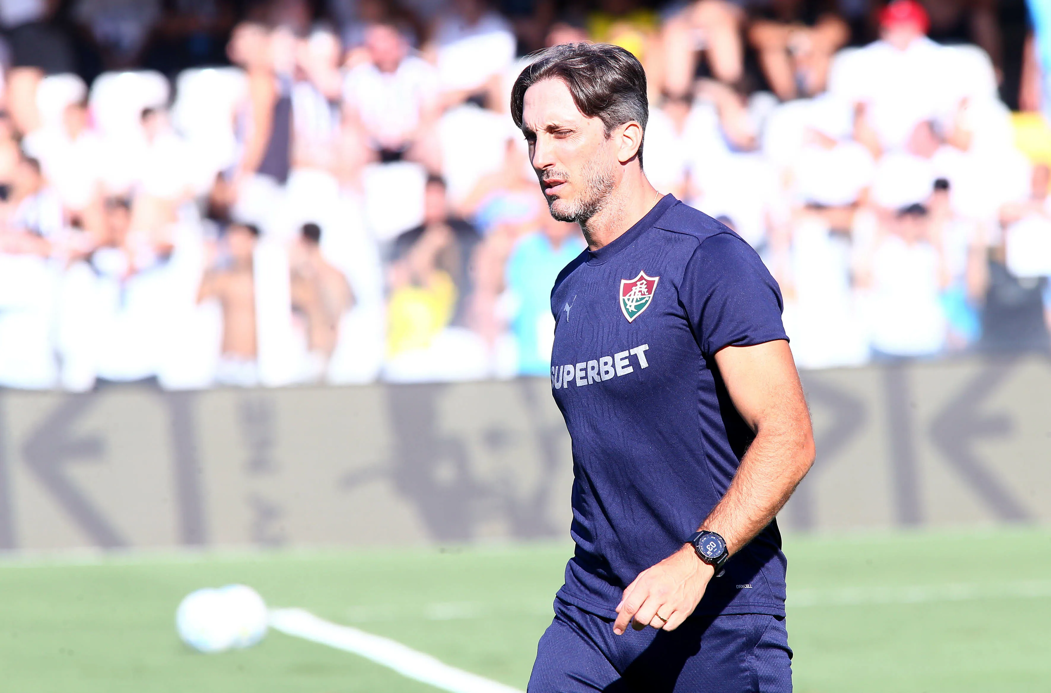 Luis Zubeldia tecnico do Fluminense durante partida contra o Santos no estadio Vila Belmiro pelo campeonato Brasileiro A 2026. Foto: Mauricio De Souza/AGIF